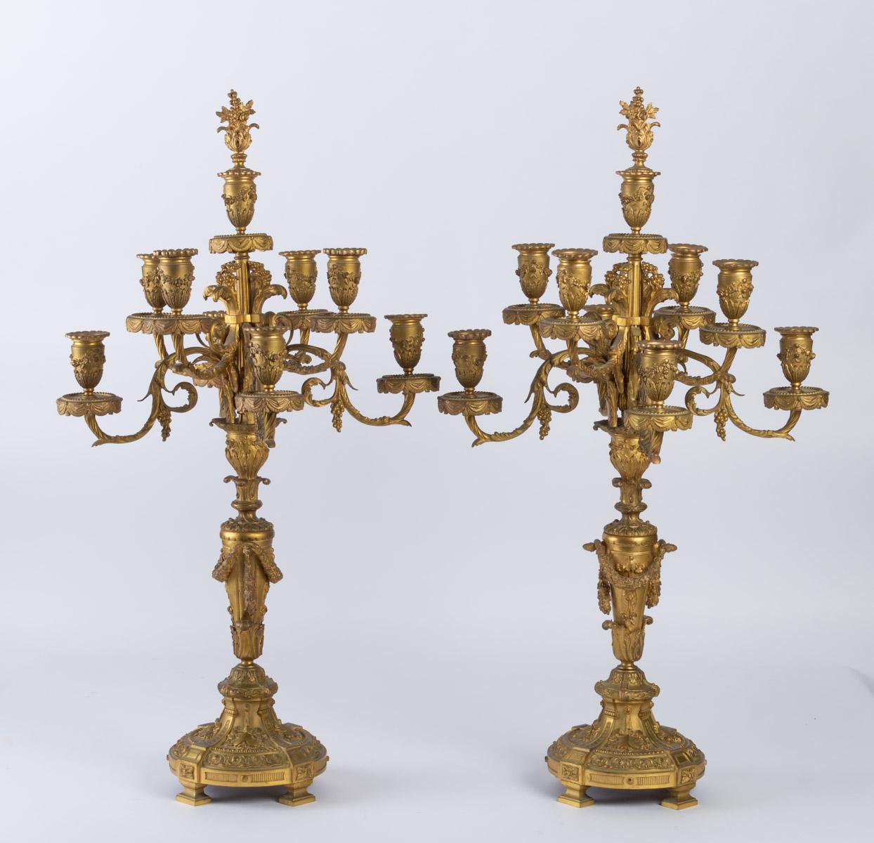 An important pair of gilt bronze candelabra, very beautifully chiselled, nine candles, original gilding, 19th century, Napoleon III period.

H: 69 cm, W: 40 cm, D: 40 cm