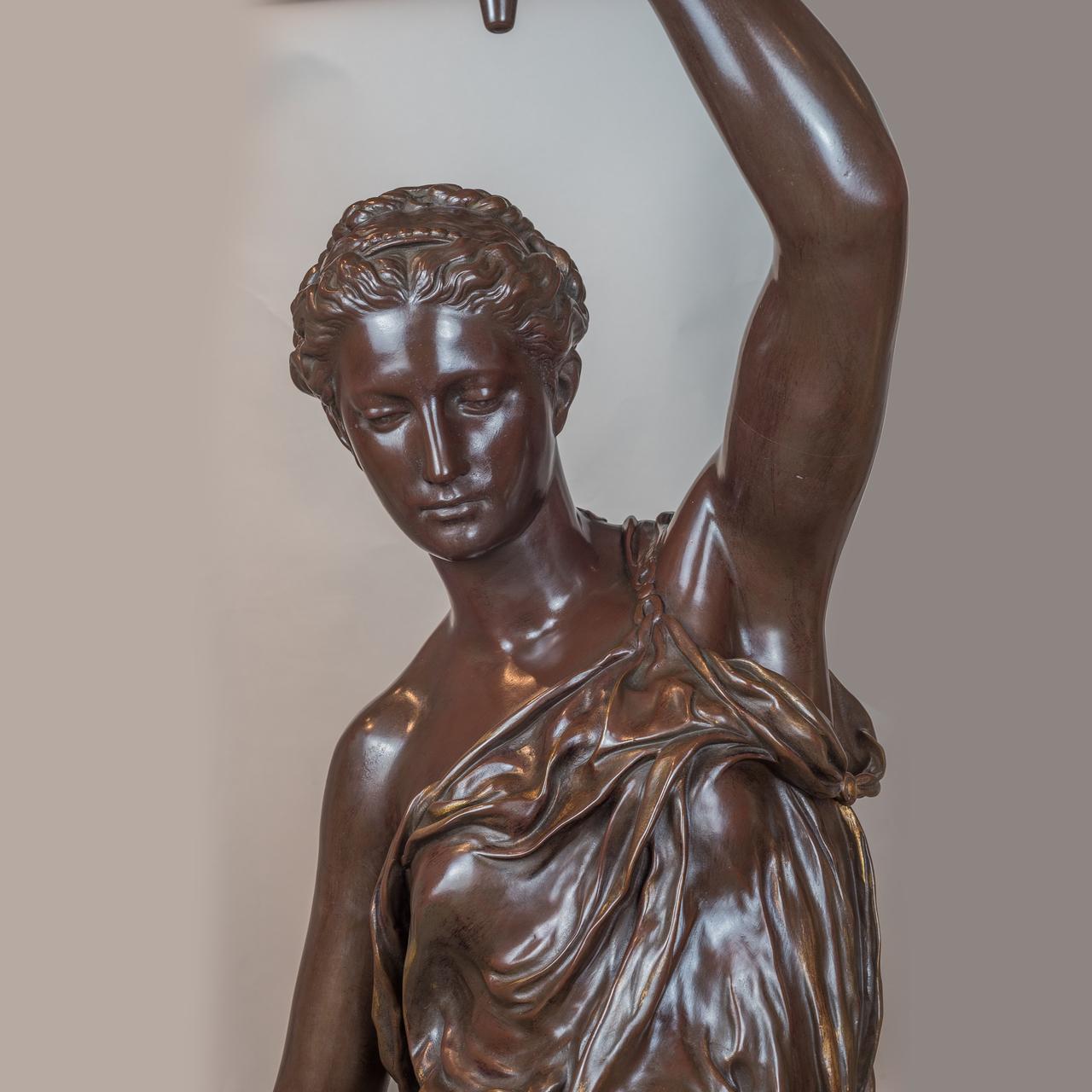 Renaissance Importante paire de torchères monumentales figuratives en bronze patiné et doré à la feuille en vente