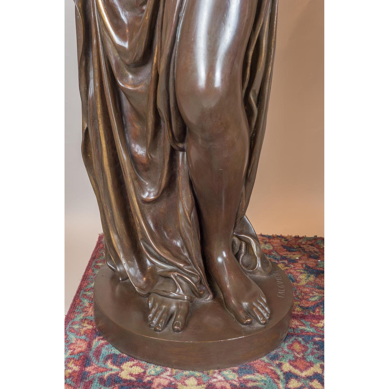 Moulage Importante paire de torchères monumentales figuratives en bronze patiné et doré à la feuille en vente