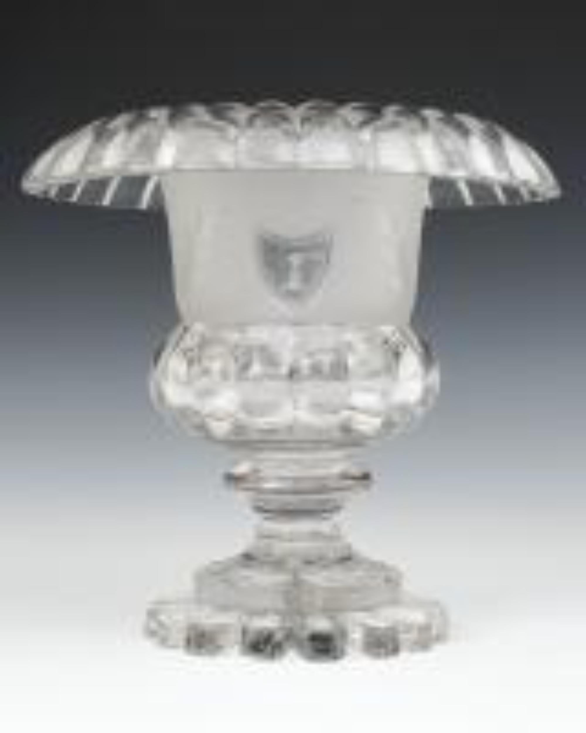 Importante enfriador de vino de columna y corte en loncha de Guillermo IV, de tamaño excepcional, con cuenco esmerilado y escudo grabado.

Inglaterra, hacia 1830.