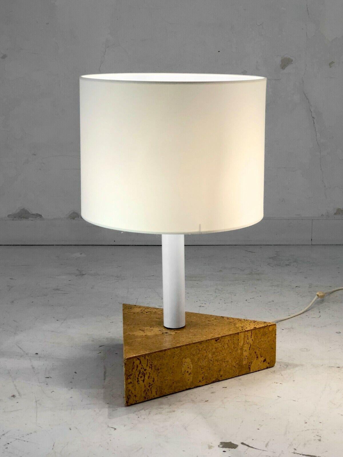 Une énorme lampe à poser ou plutôt, lampadaire, post-moderniste, Bauhaus, Whiting, épaisse base triangulaire en bois plaqué de loupe de liège verni, tube en métal laqué blanc surmonté d'une ampoule à vis et d'un large abat-jour. jour cylindrique, à