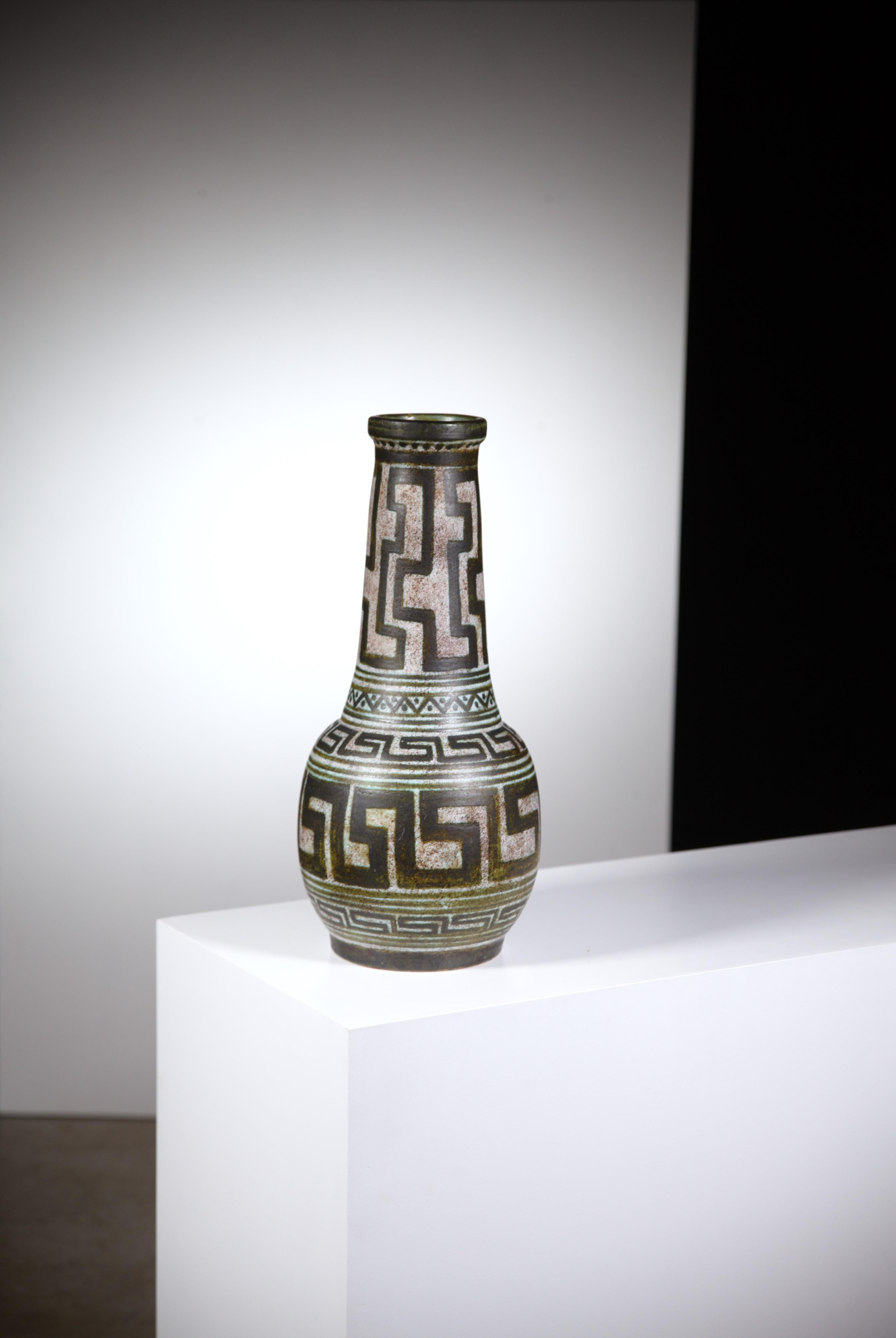 Un important vase en céramique de La Grange aux Potiers.

France années 1960

Mention : petites rayures dans le col et sur la base ( photos )

Signé sous.