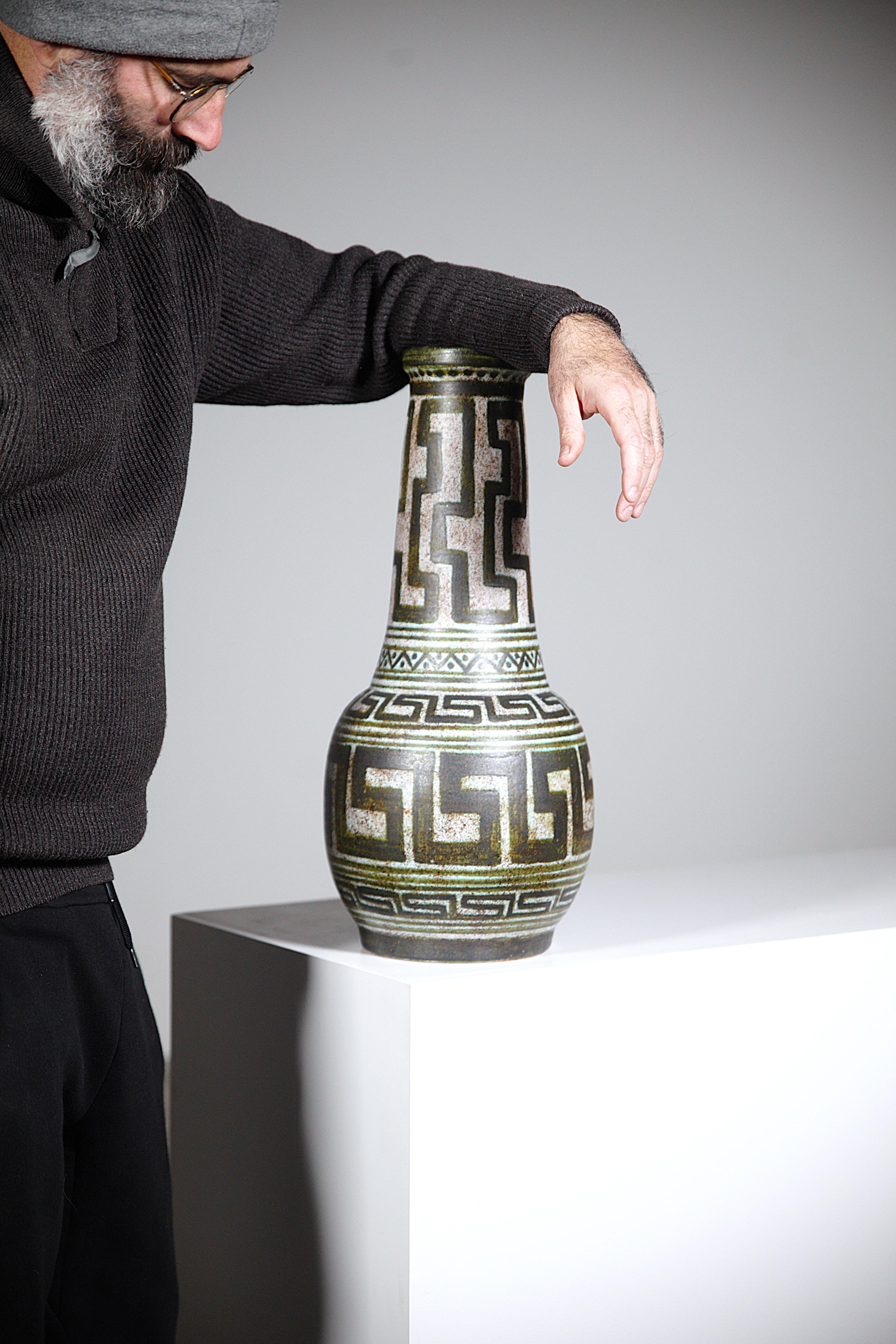Un importante vaso in ceramica di La Grange aux Potiers.

Con decori primitivi

Francia anni '60

Firmato sotto.