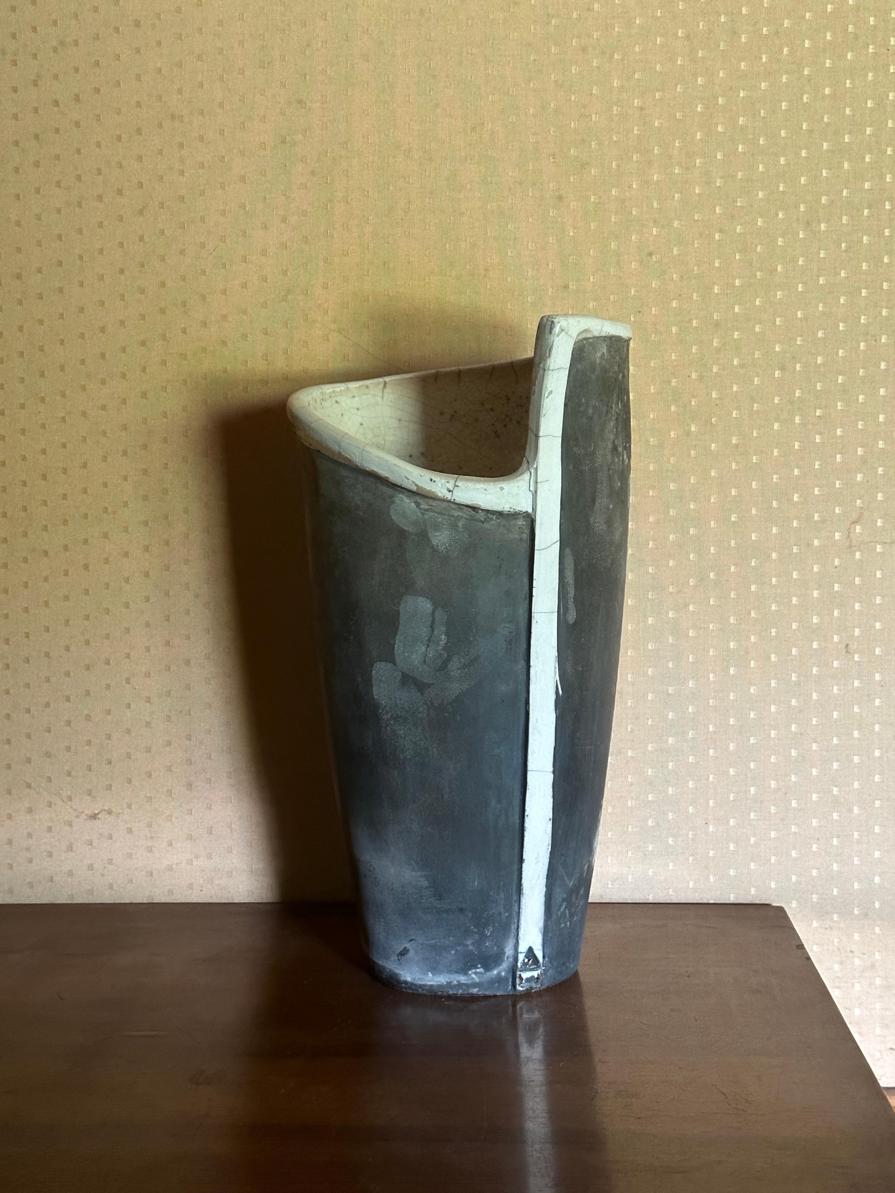 Un grand vase contemporain en Raku unique en son genre