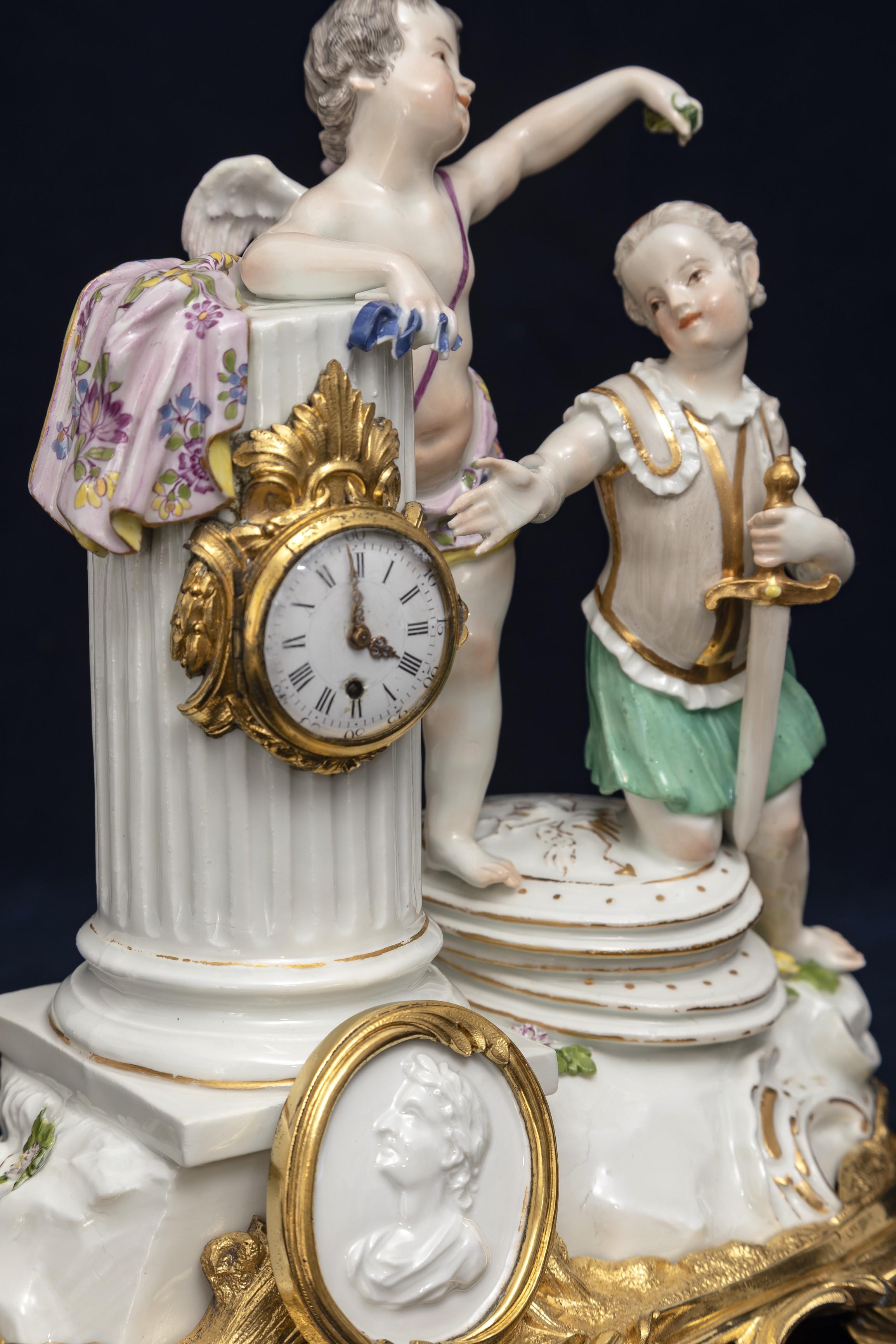 Importante y raro conjunto de relojes Putti de porcelana de Meissen del siglo XVIII montados en ormolu en venta 3