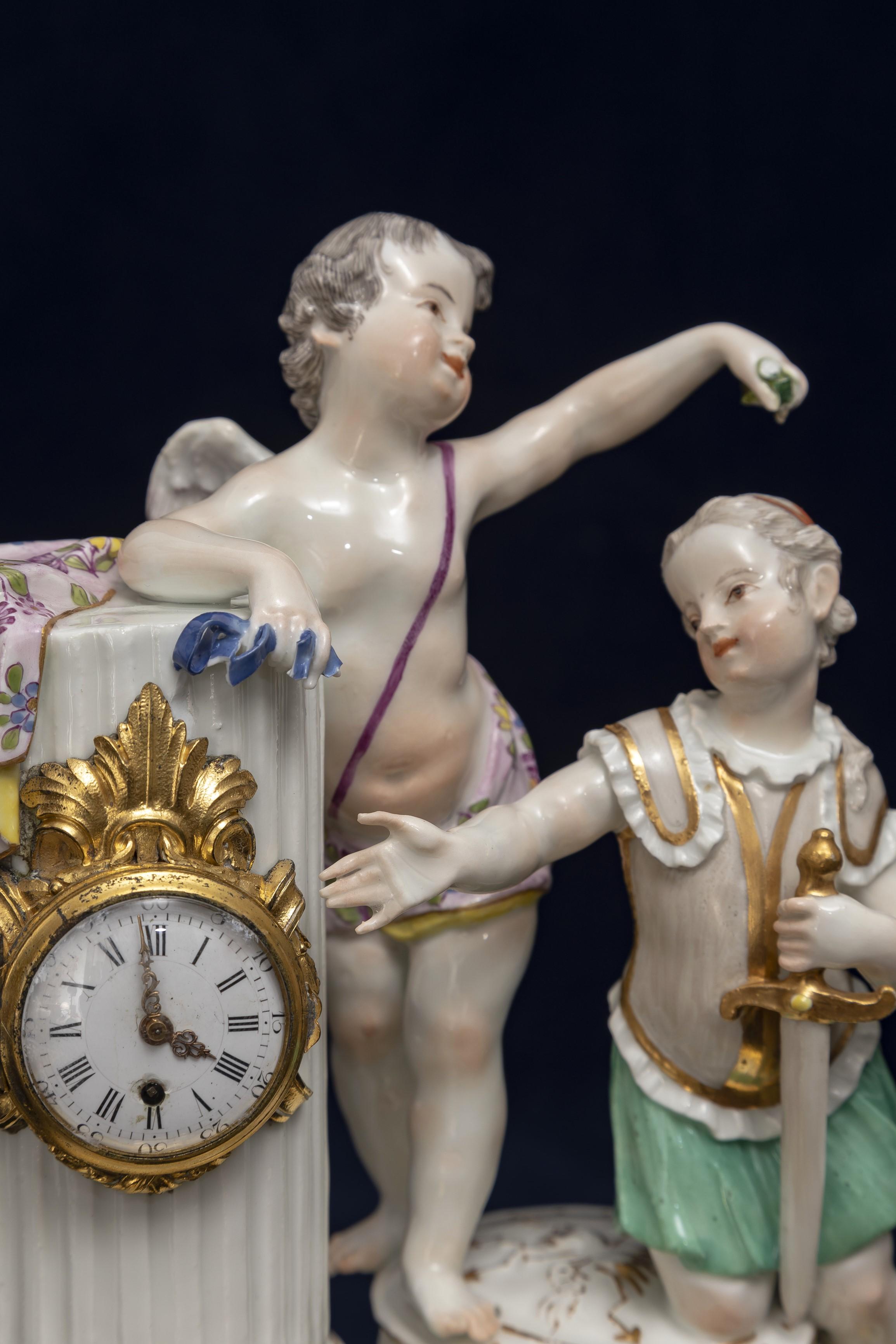 Importante y raro conjunto de relojes Putti de porcelana de Meissen del siglo XVIII montados en ormolu en venta 4