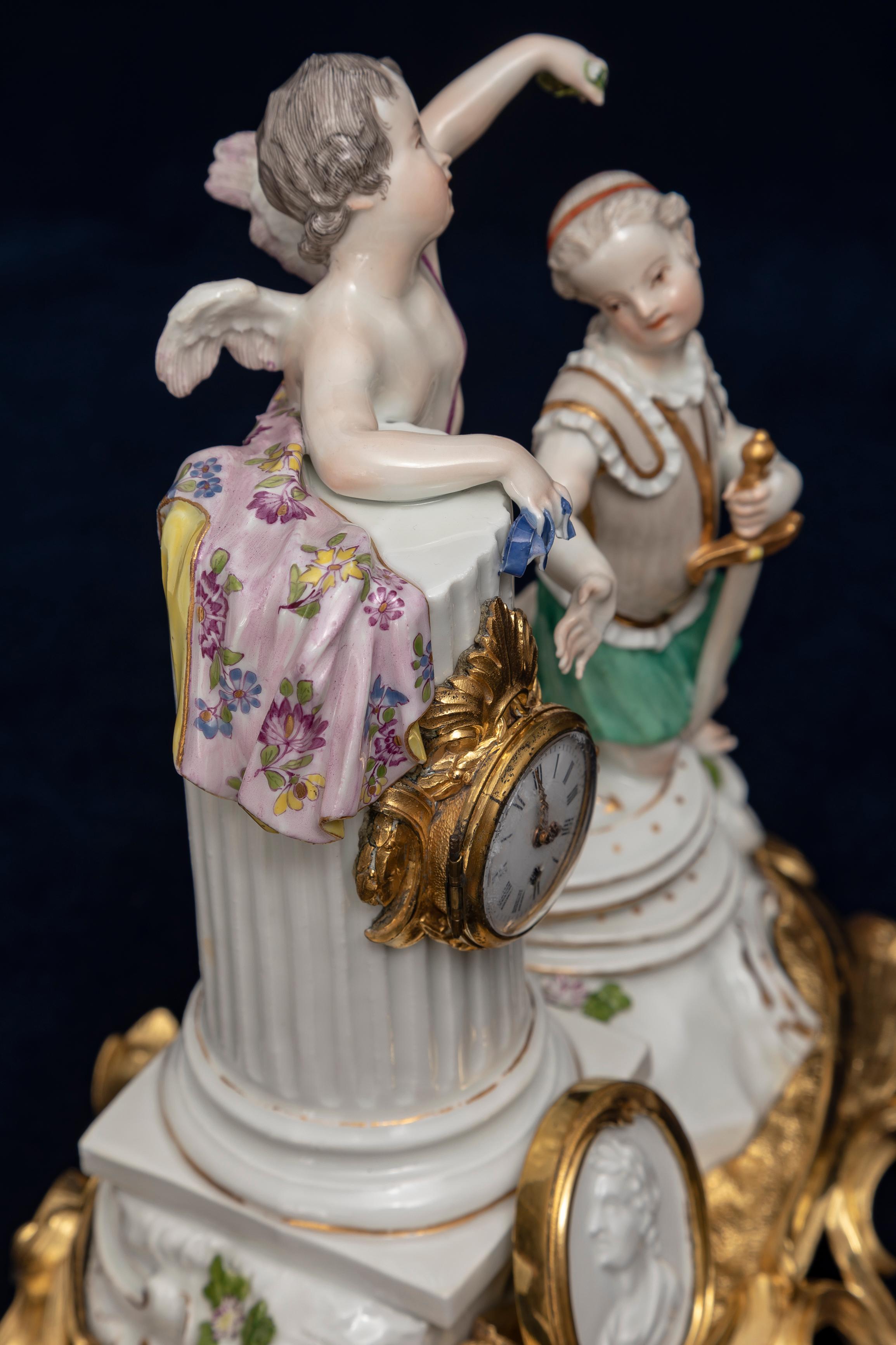 Importante et rare pendule à putti en porcelaine de Meissen montée en bronze doré du 18ème siècle. en vente 5