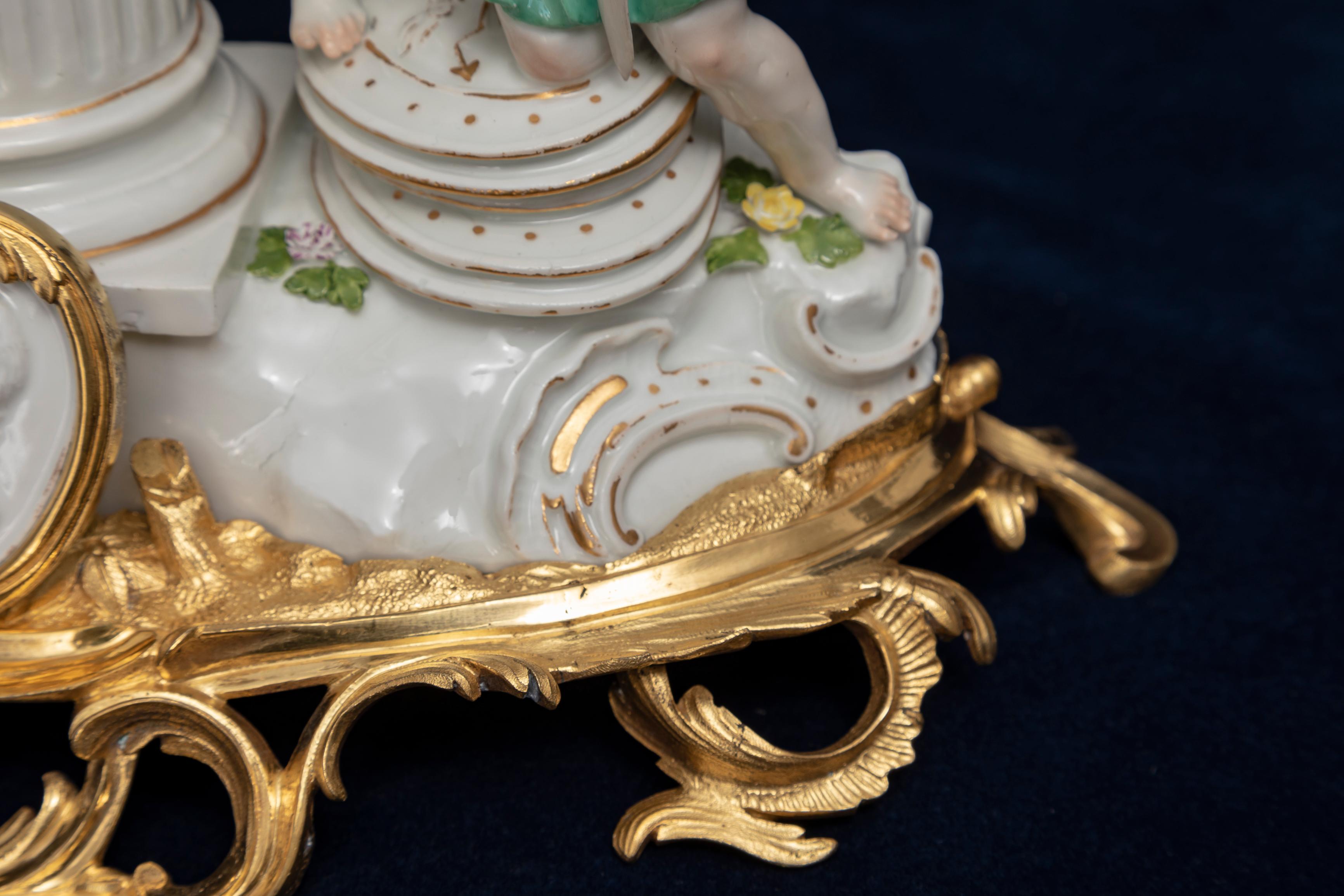 Importante et rare pendule à putti en porcelaine de Meissen montée en bronze doré du 18ème siècle. en vente 7