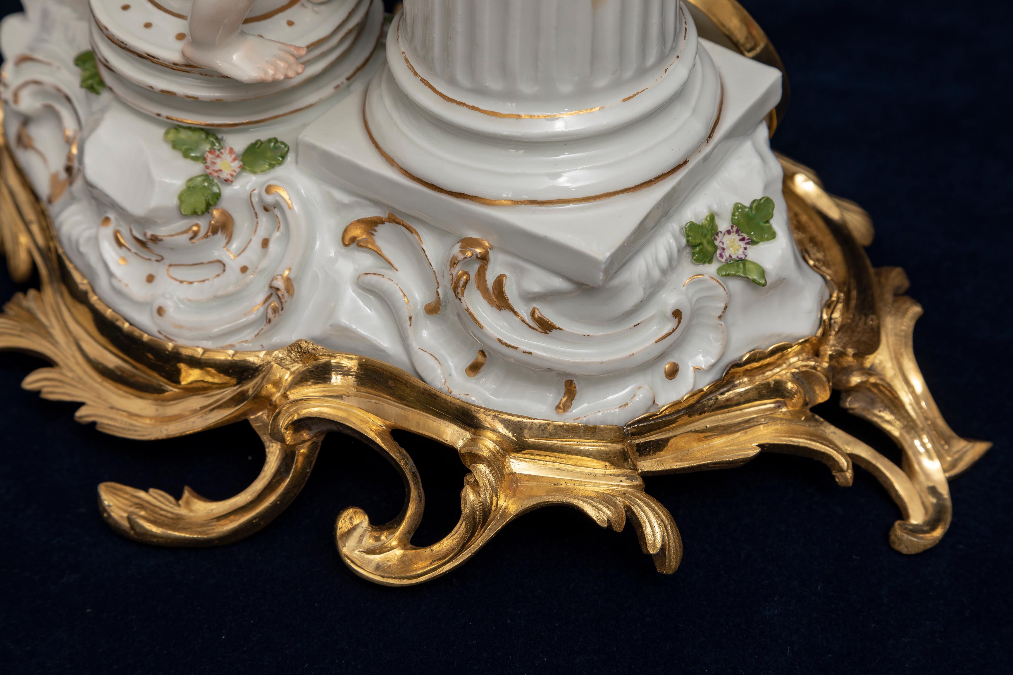 Importante et rare pendule à putti en porcelaine de Meissen montée en bronze doré du 18ème siècle. en vente 9