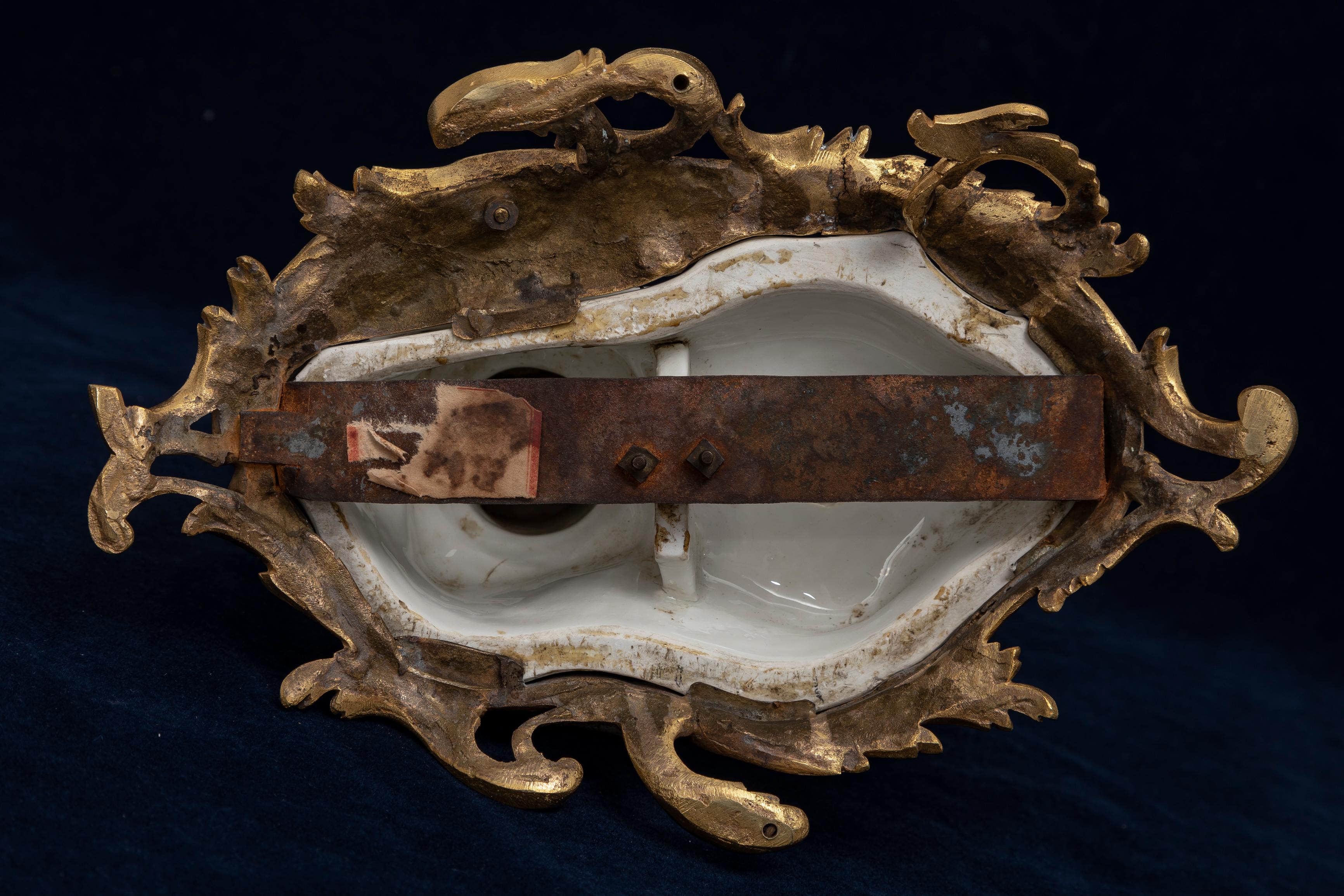 Importante et rare pendule à putti en porcelaine de Meissen montée en bronze doré du 18ème siècle. en vente 10