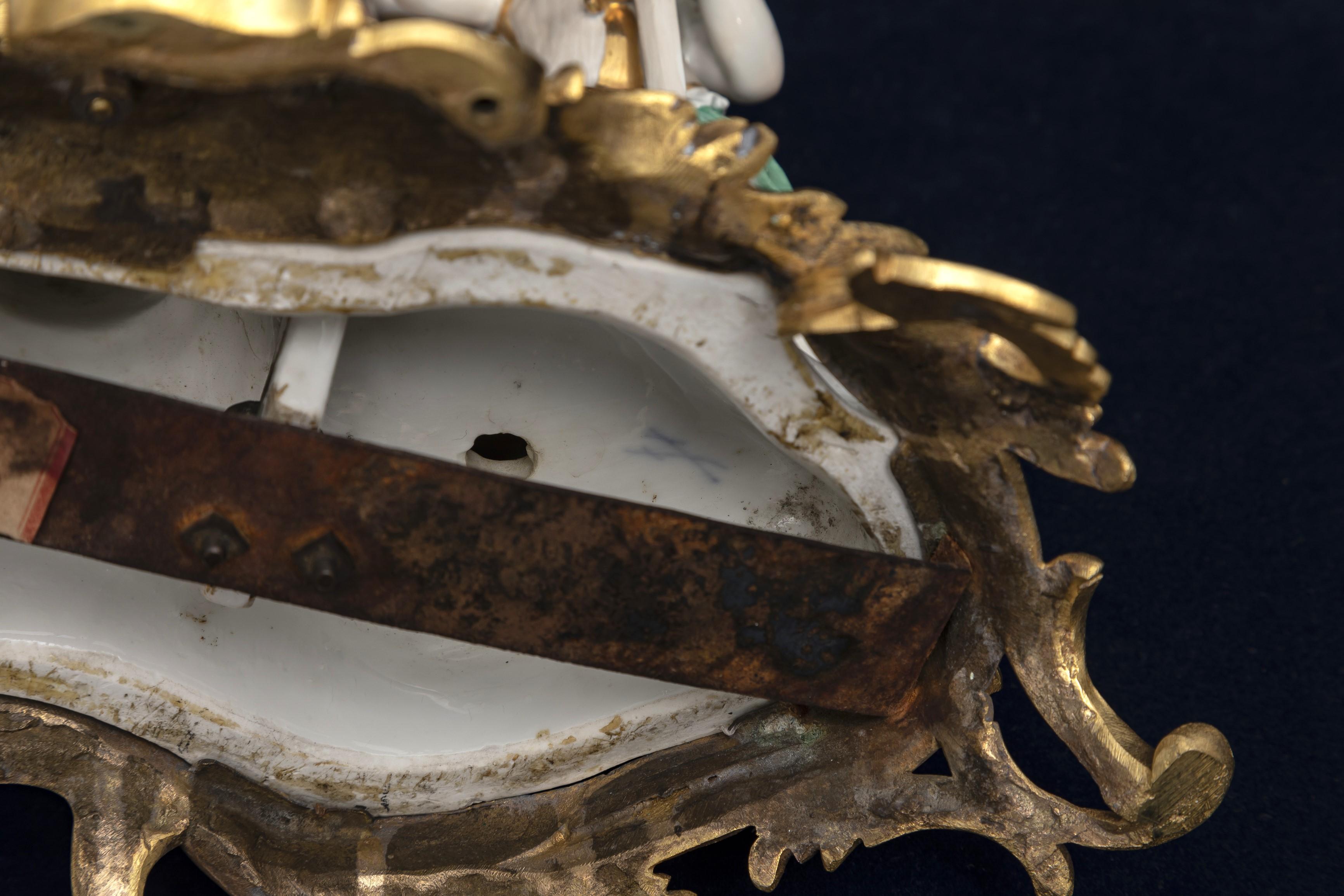 Importante et rare pendule à putti en porcelaine de Meissen montée en bronze doré du 18ème siècle. en vente 11