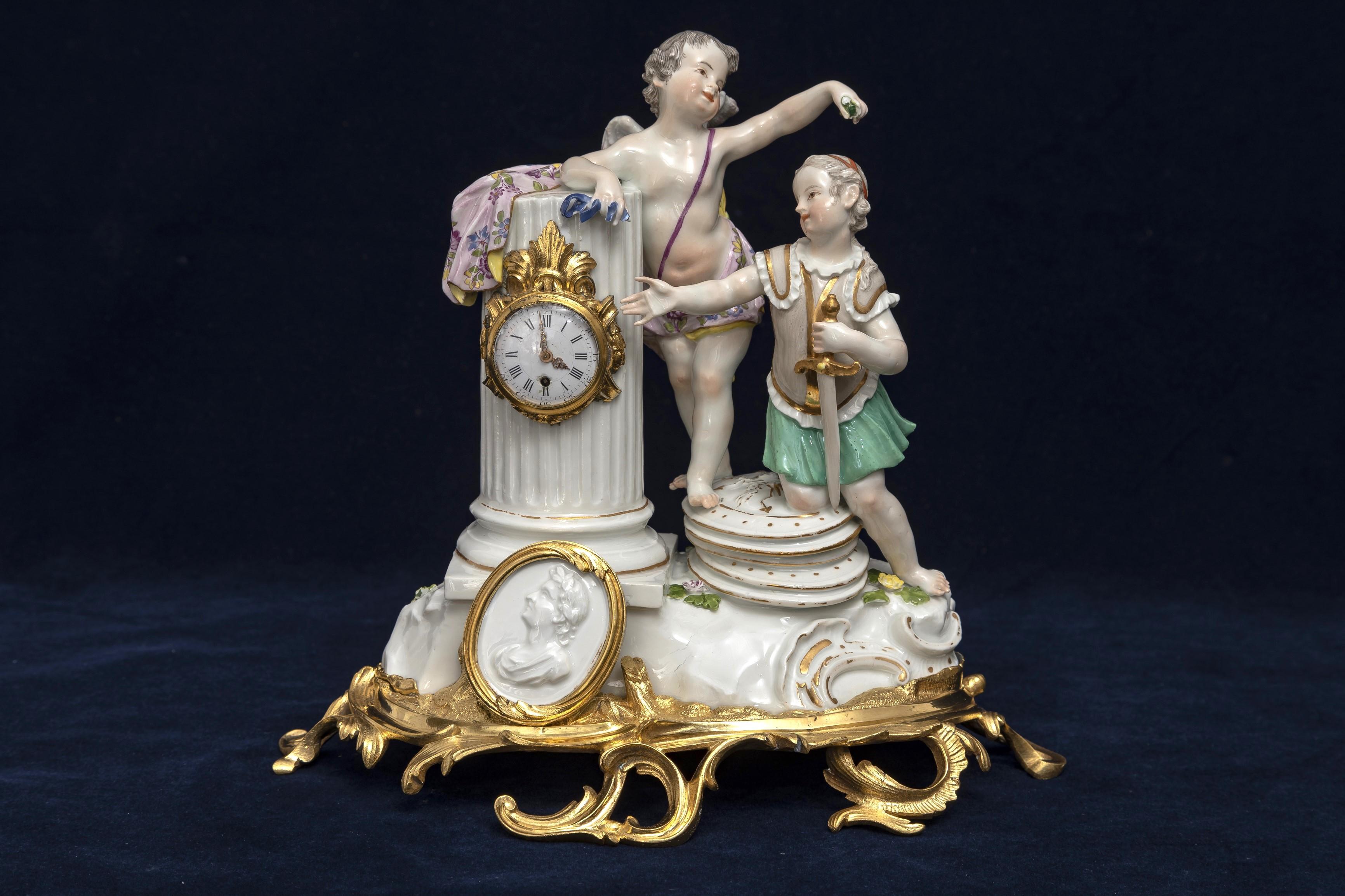Louis XV Importante et rare pendule à putti en porcelaine de Meissen montée en bronze doré du 18ème siècle. en vente