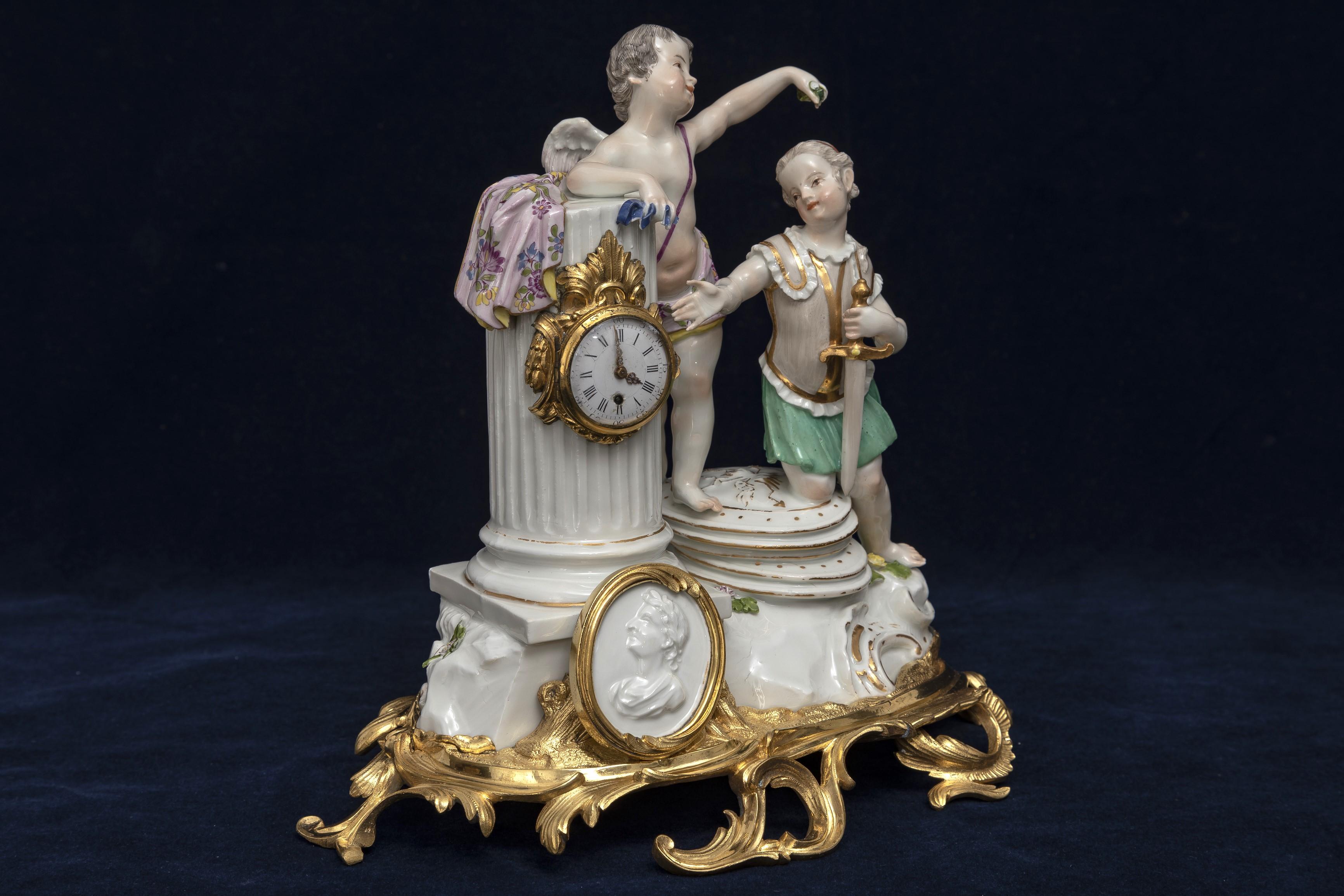 Allemand Importante et rare pendule à putti en porcelaine de Meissen montée en bronze doré du 18ème siècle. en vente
