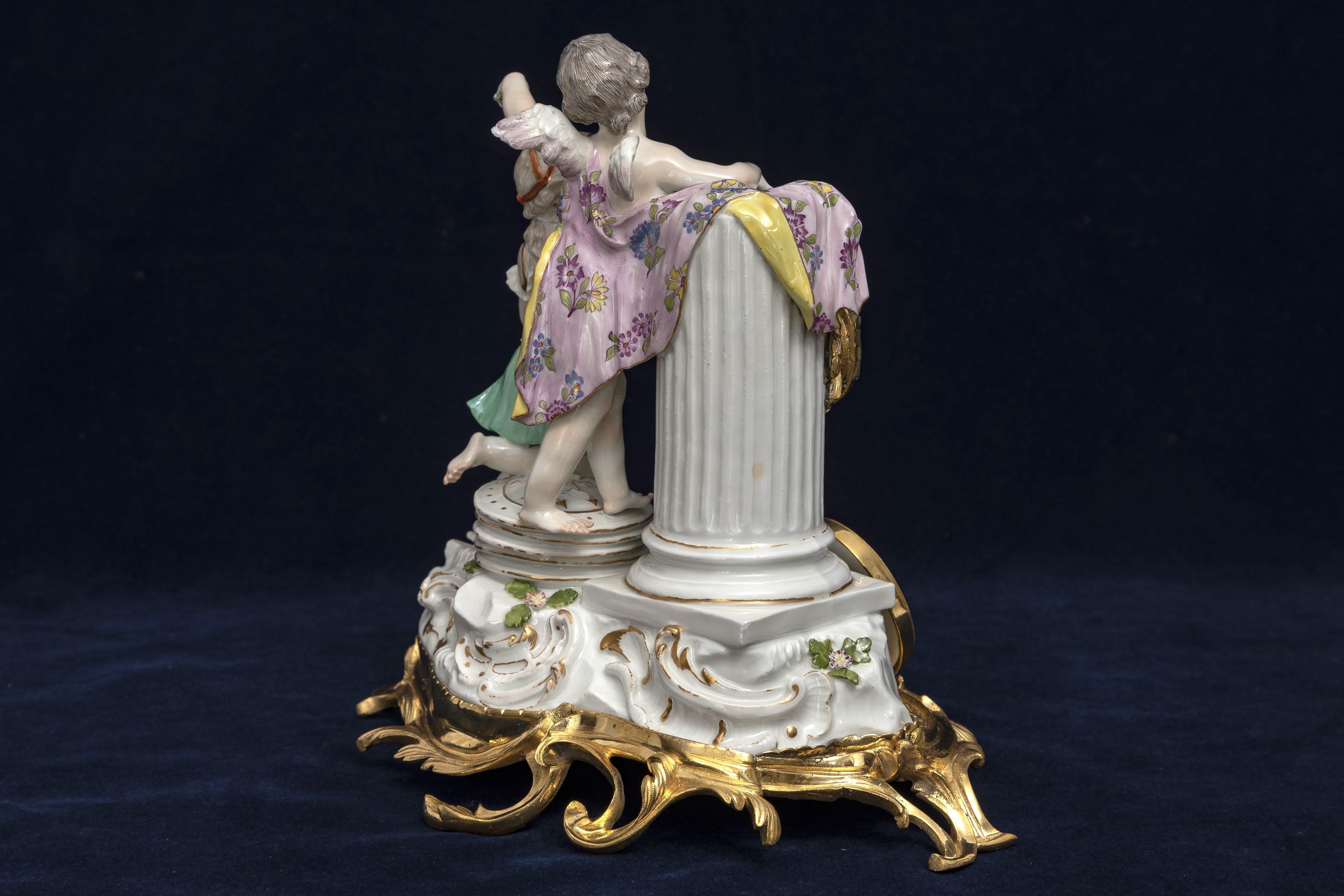 Importante et rare pendule à putti en porcelaine de Meissen montée en bronze doré du 18ème siècle. Bon état - En vente à New York, NY