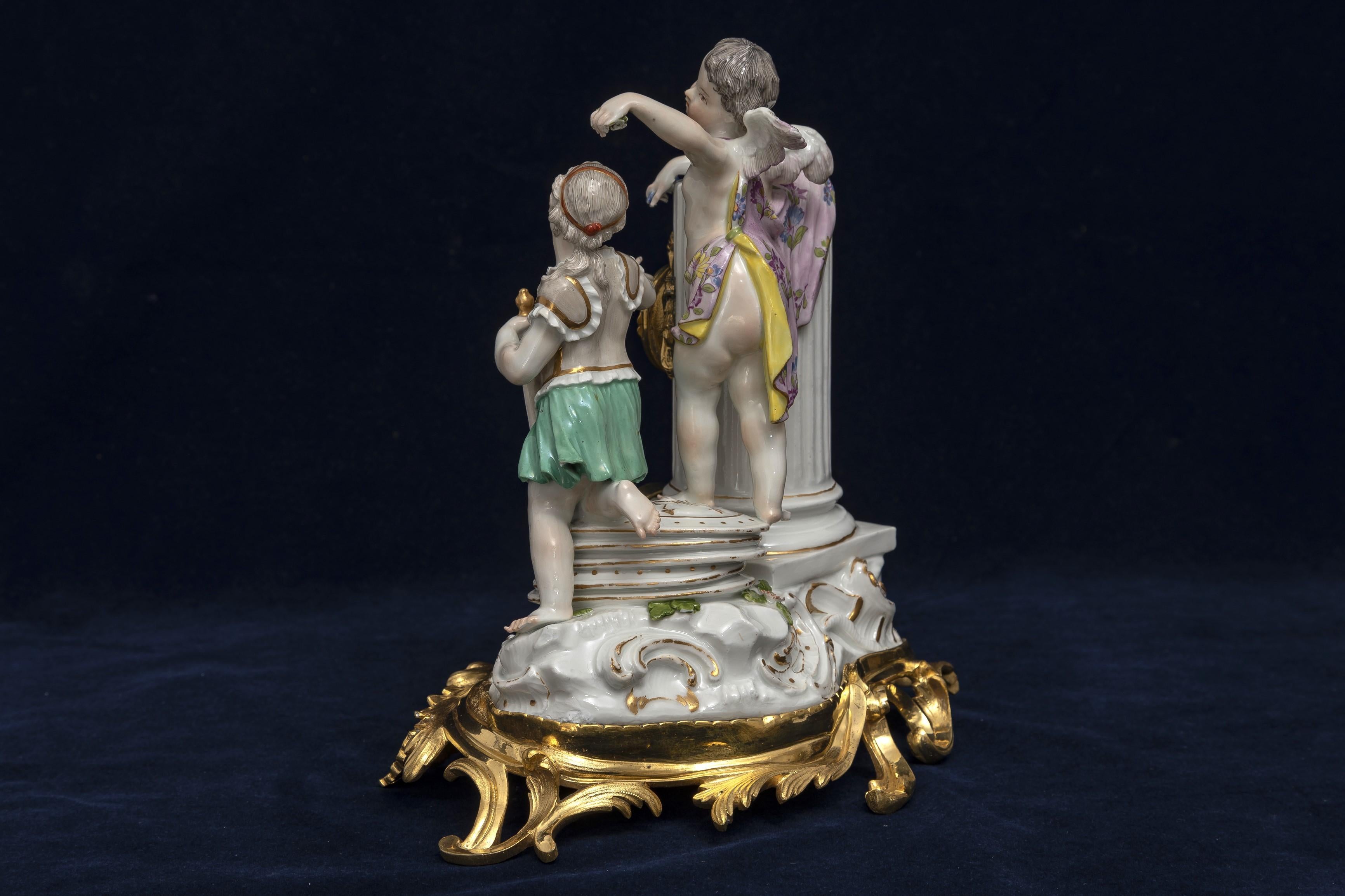 XVIIIe siècle et antérieur Importante et rare pendule à putti en porcelaine de Meissen montée en bronze doré du 18ème siècle. en vente