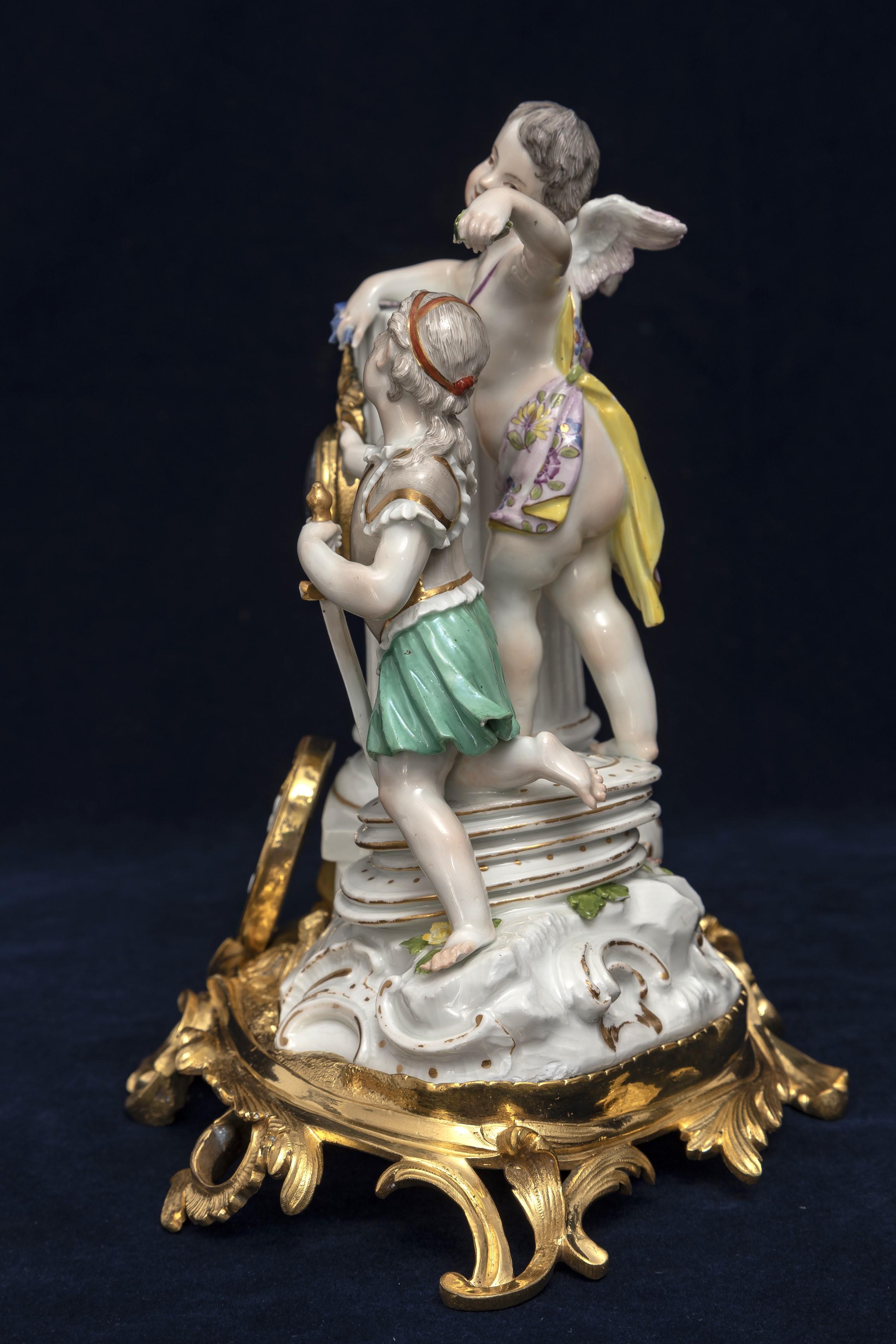 Porcelaine Importante et rare pendule à putti en porcelaine de Meissen montée en bronze doré du 18ème siècle. en vente