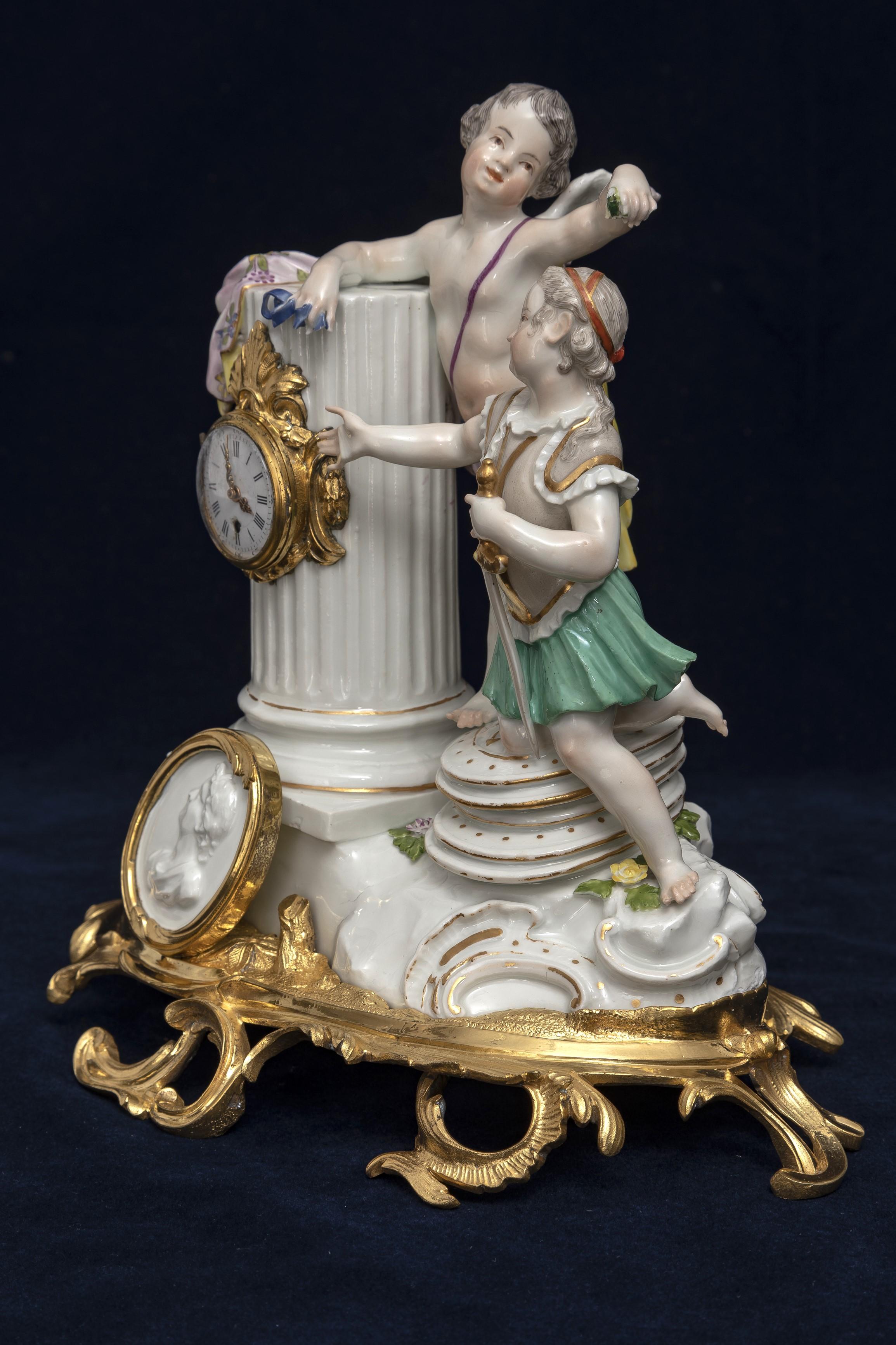 Importante et rare pendule à putti en porcelaine de Meissen montée en bronze doré du 18ème siècle. en vente 1