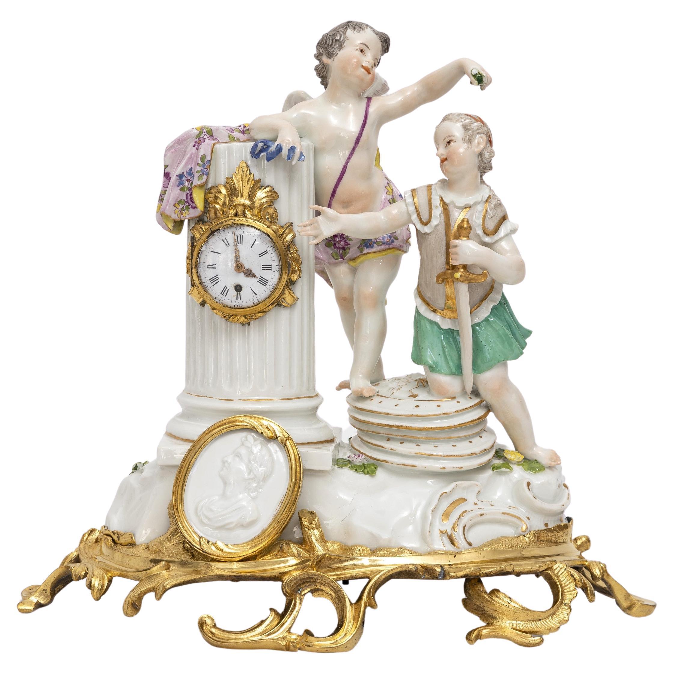 Importante y raro conjunto de relojes Putti de porcelana de Meissen del siglo XVIII montados en ormolu en venta