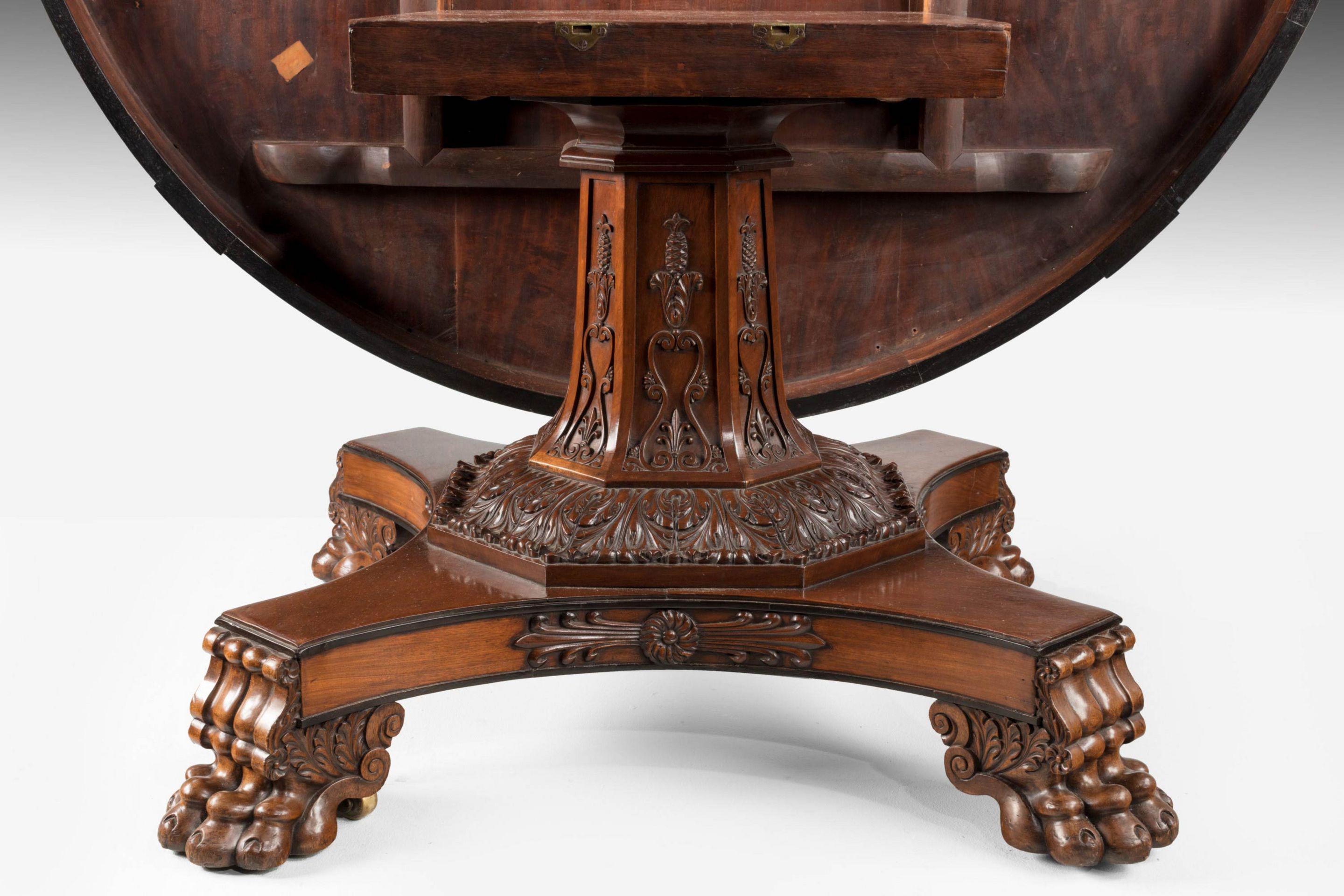 Sculpté Importante table centrale en acajou de style Régence écossaise en vente