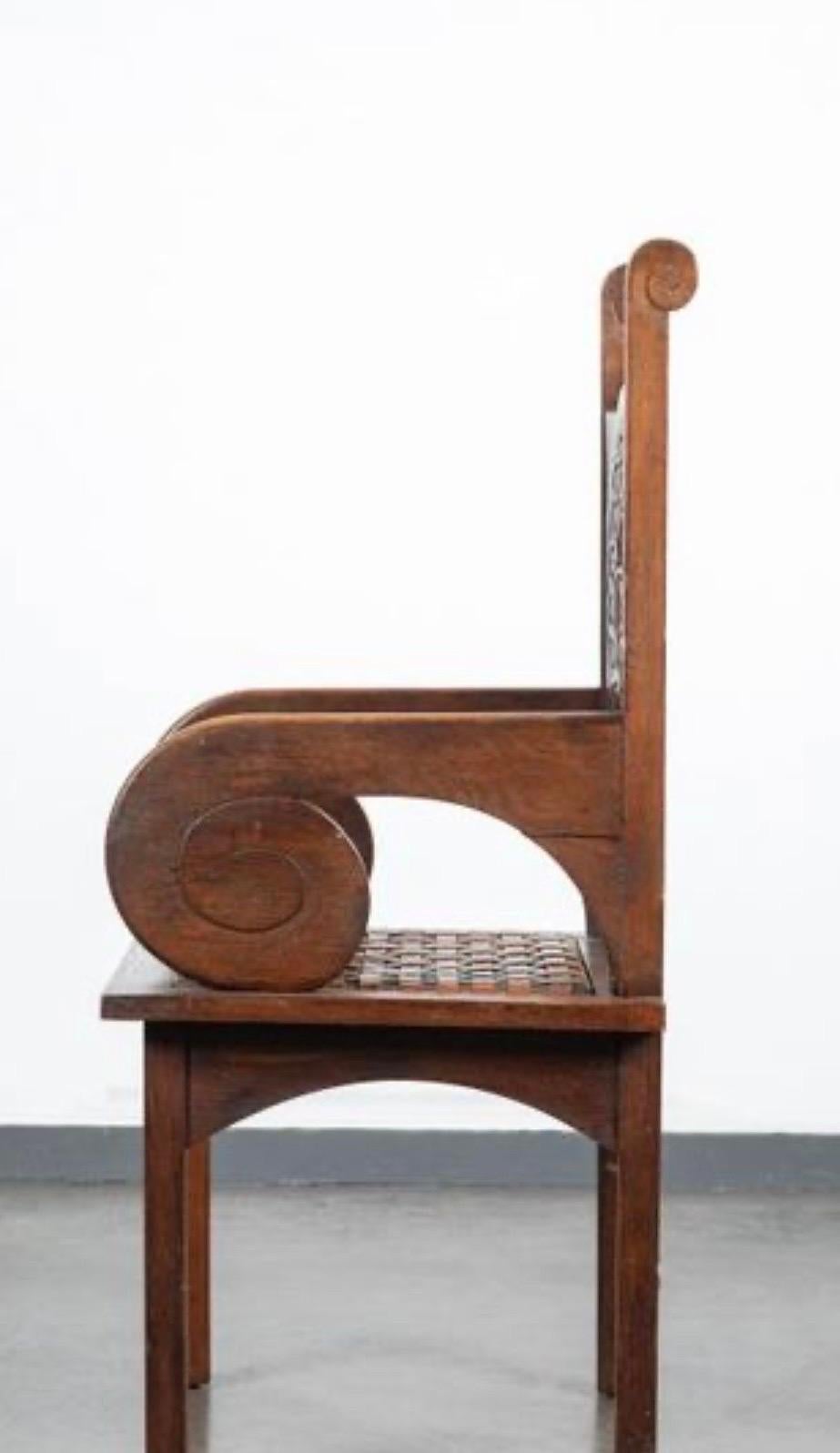 Fauteuil en chêne sculpté de JACQUES PHILLIPPE (1896-1959) avec bandeau de cuir sur l'assise.
Jacques Philippe est un Guinpampaise  sculpteur et ébéniste
Il est représenté au musée de Rennes