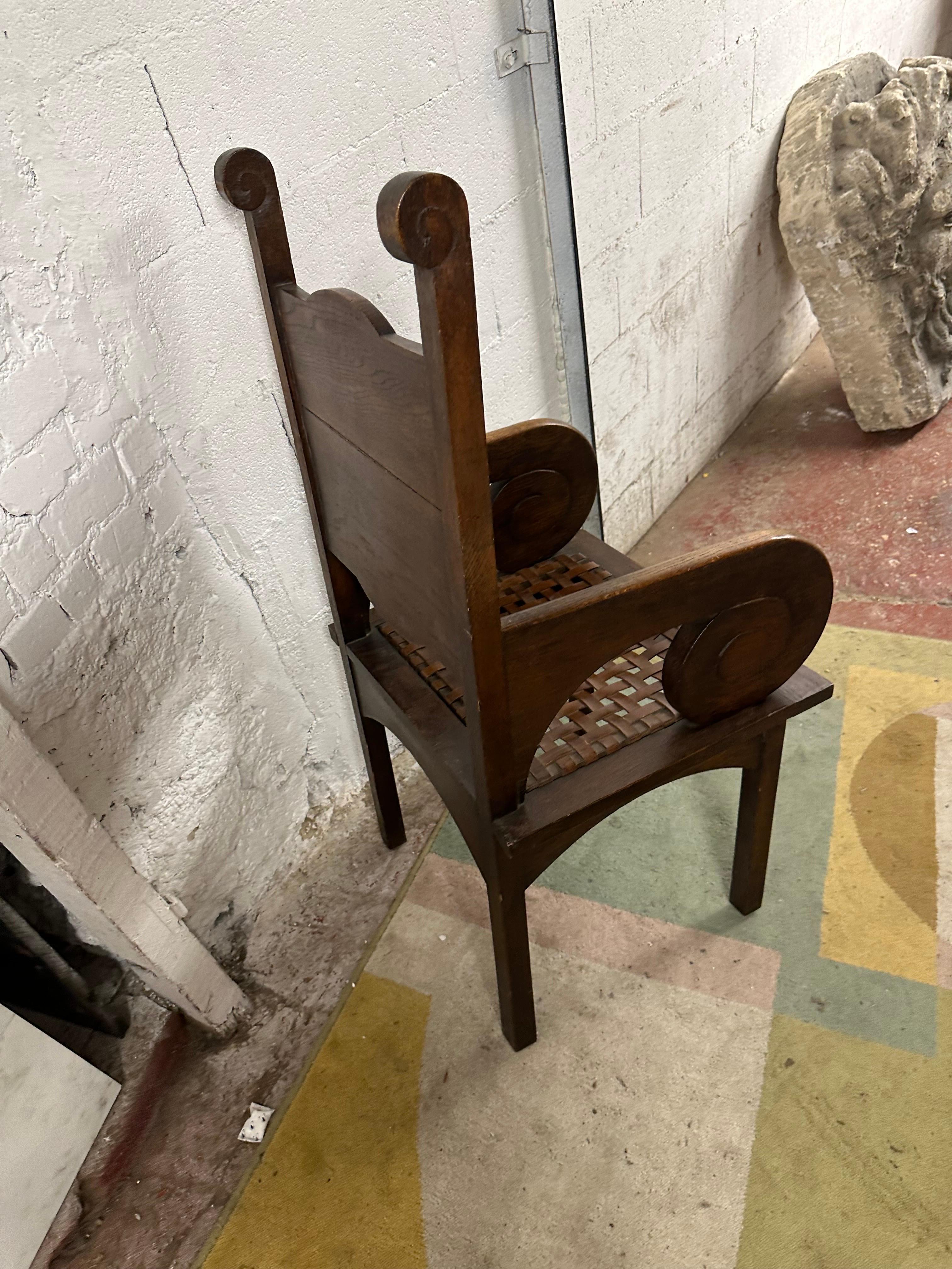 Français un important fauteuil sculpté en Oak Oak par Jacques PHILIPPE en vente