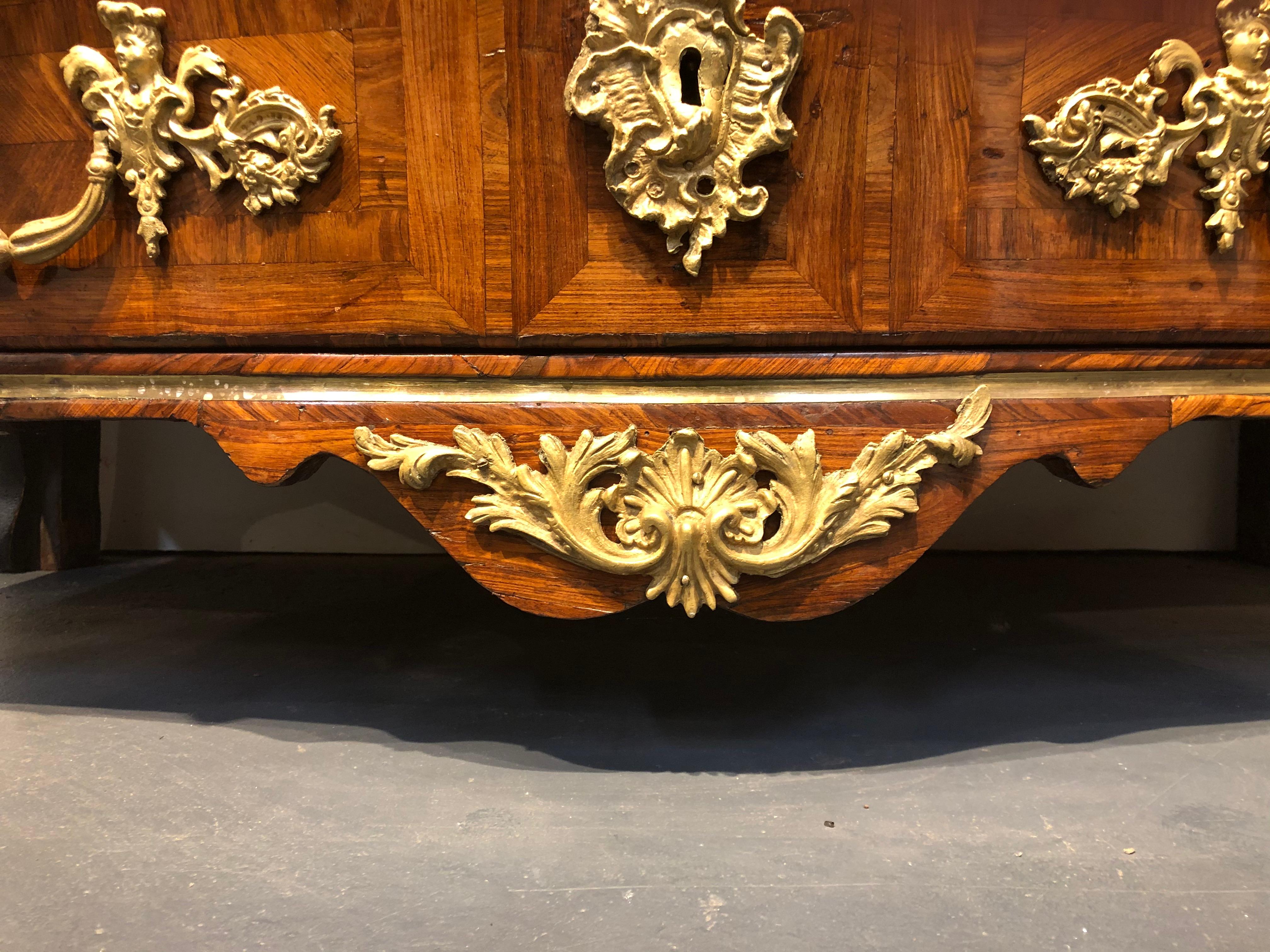 An Important Serpentine Fronted Tombeau Shaped Kingwood Commode, 18th Century For Sale 3