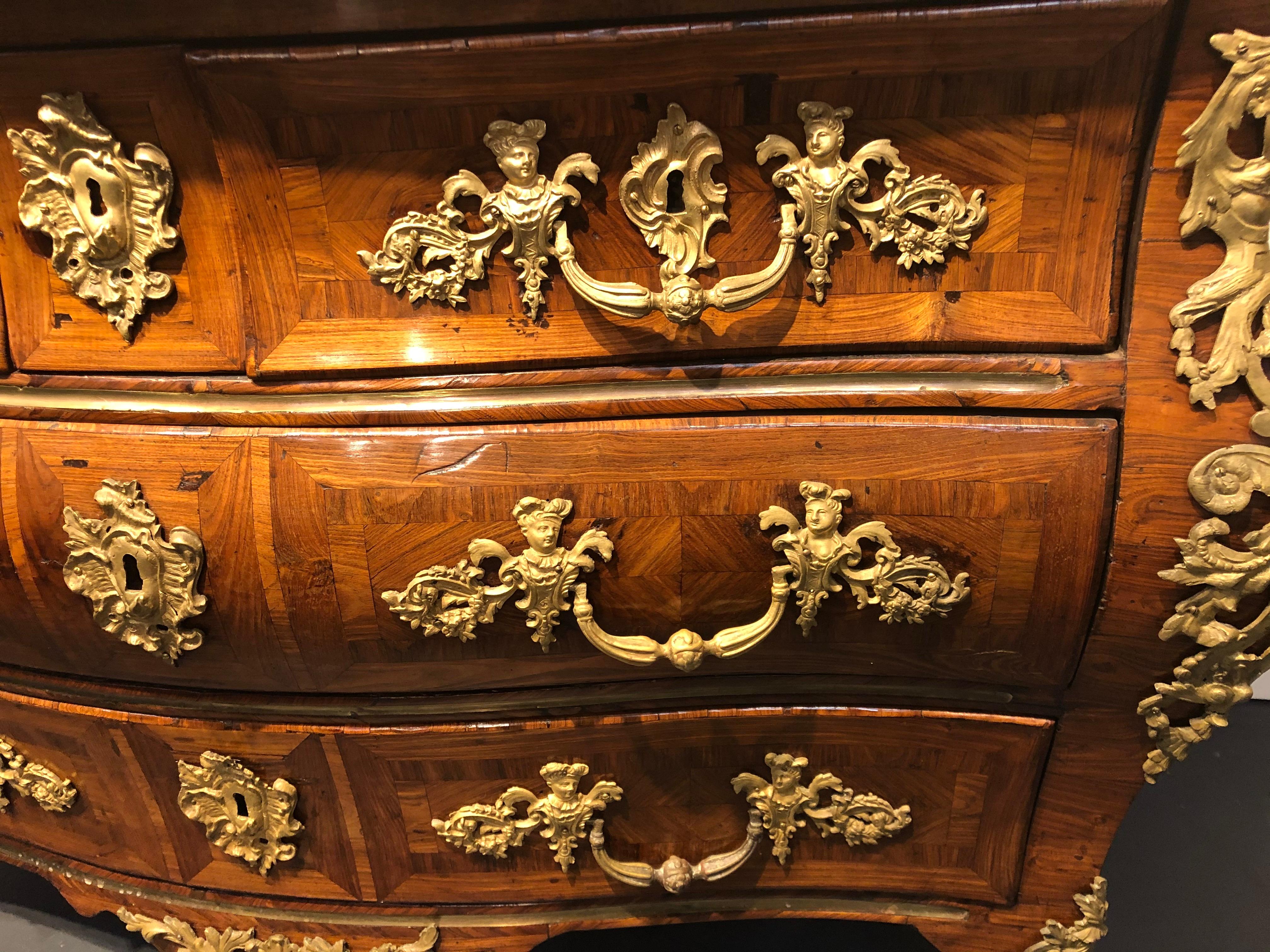Louis XV An Important Serpentine Fronted Tombeau Shaped Kingwood Commode, 18th Century For Sale