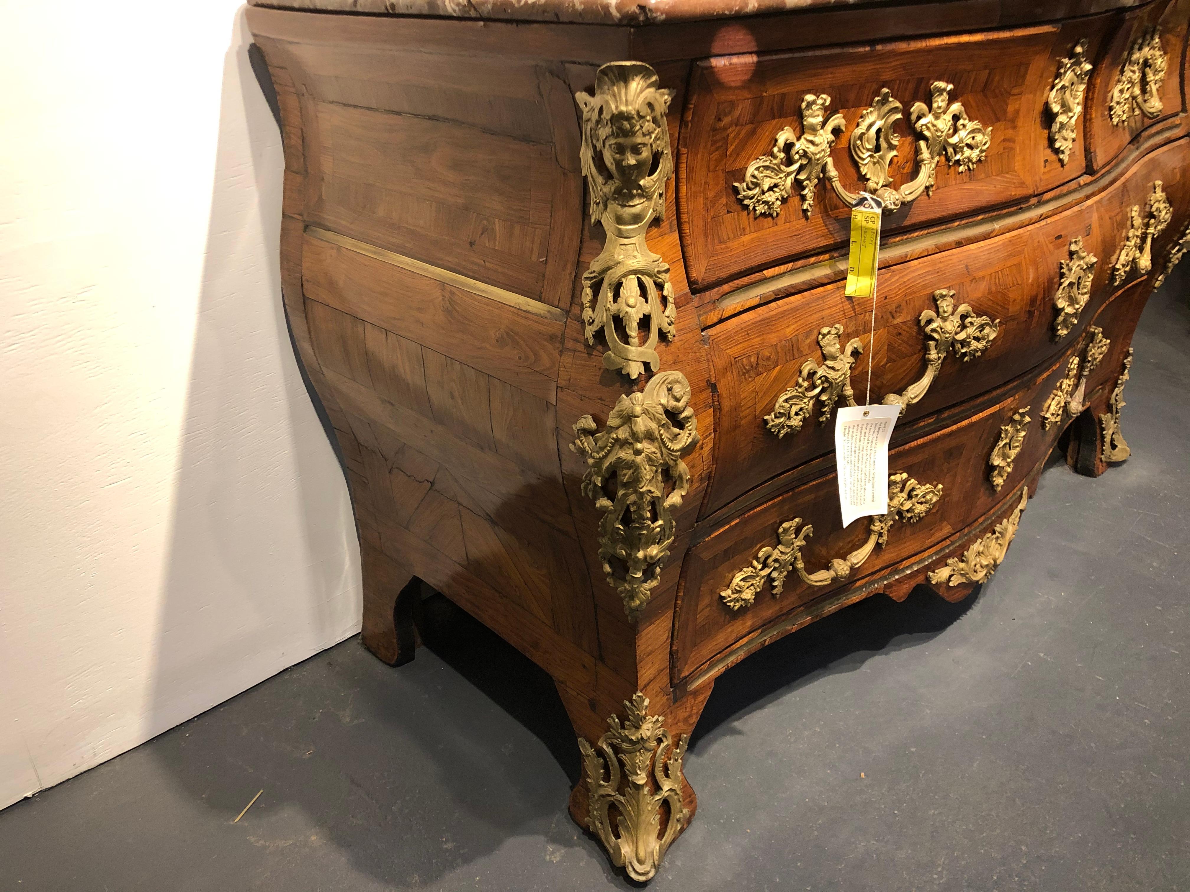 French An Important Serpentine Fronted Tombeau Shaped Kingwood Commode, 18th Century For Sale