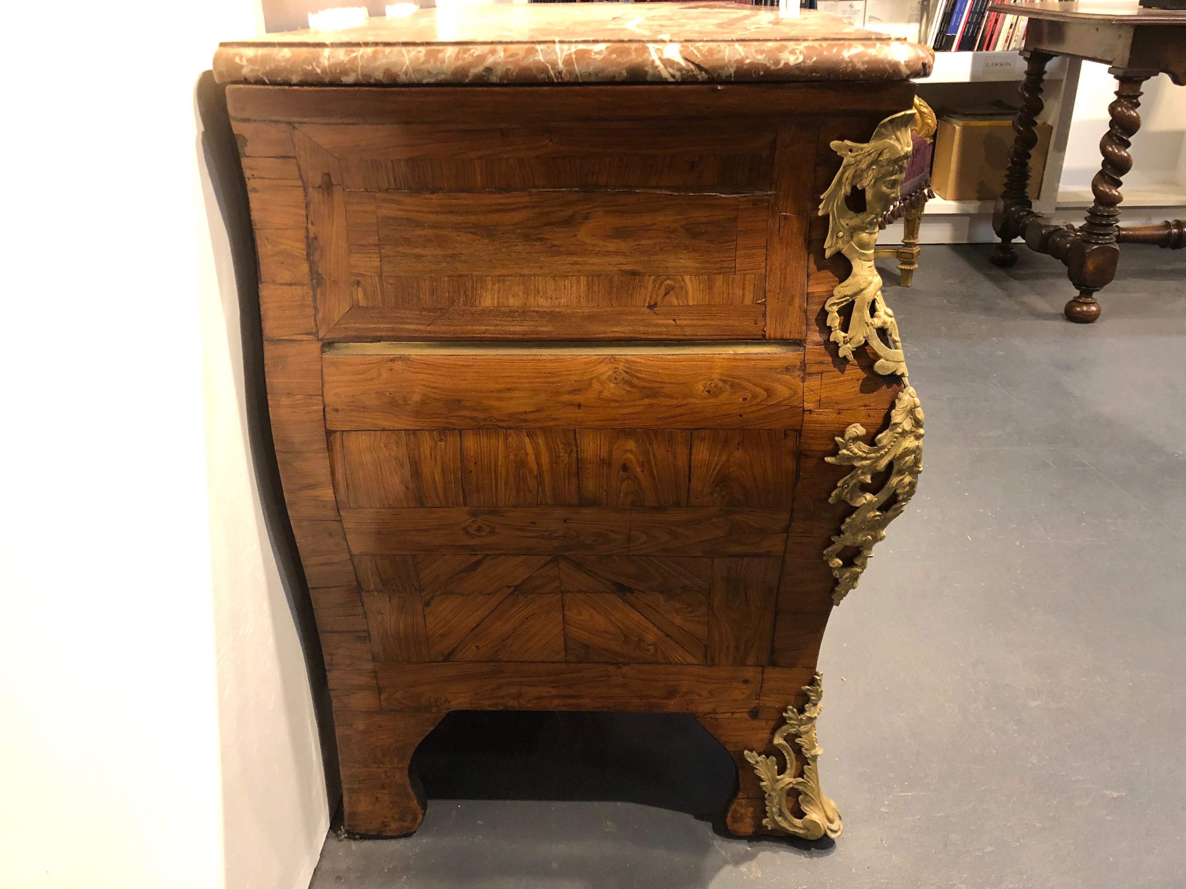 An Important Serpentine Fronted Tombeau Shaped Kingwood Commode, 18th Century In Good Condition For Sale In ARMADALE, VIC