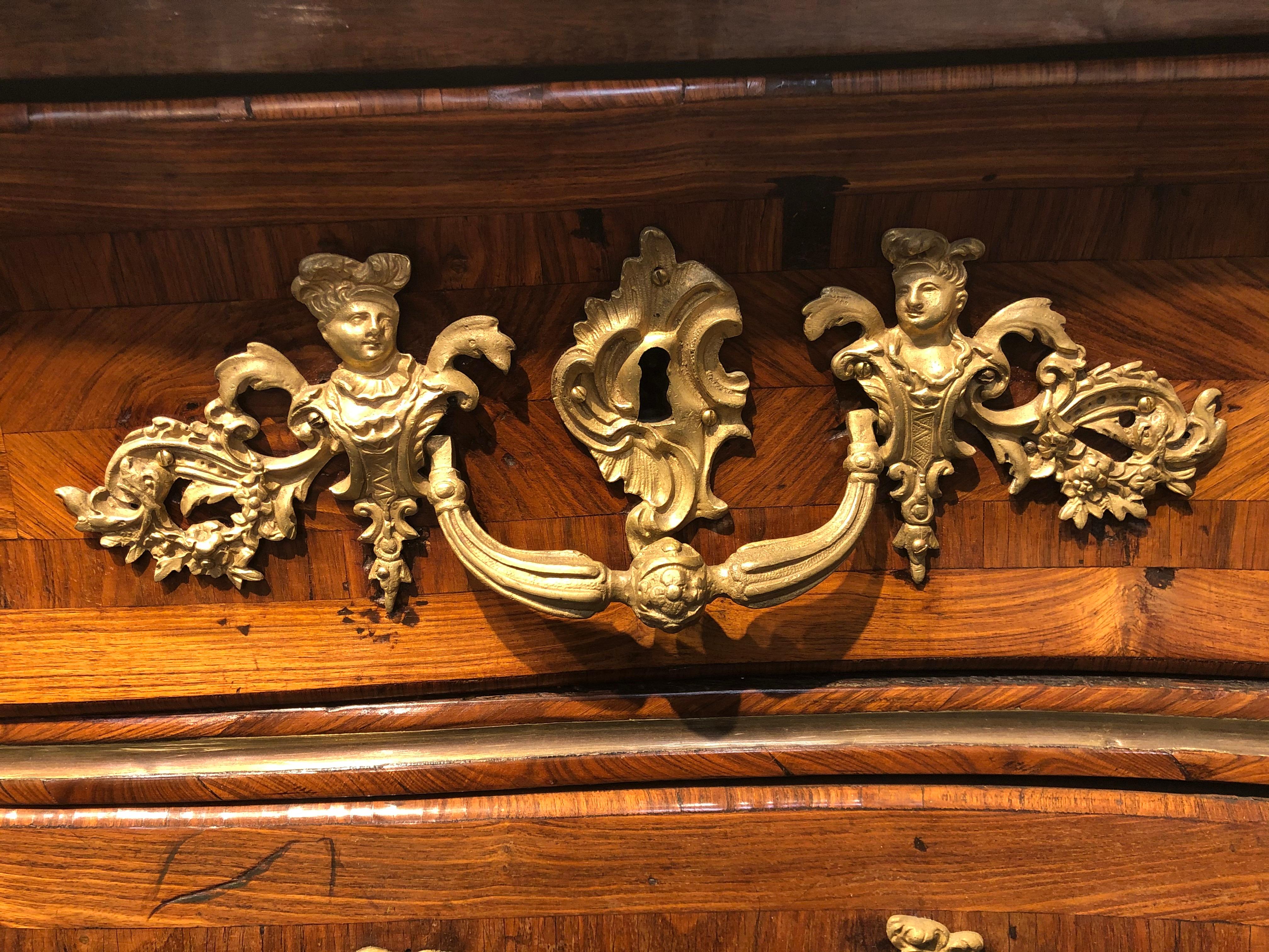 Fino al XVIII secolo Importante commode in legno di Re a forma di tombeau con fronte a serpentina, XVIII secolo in vendita