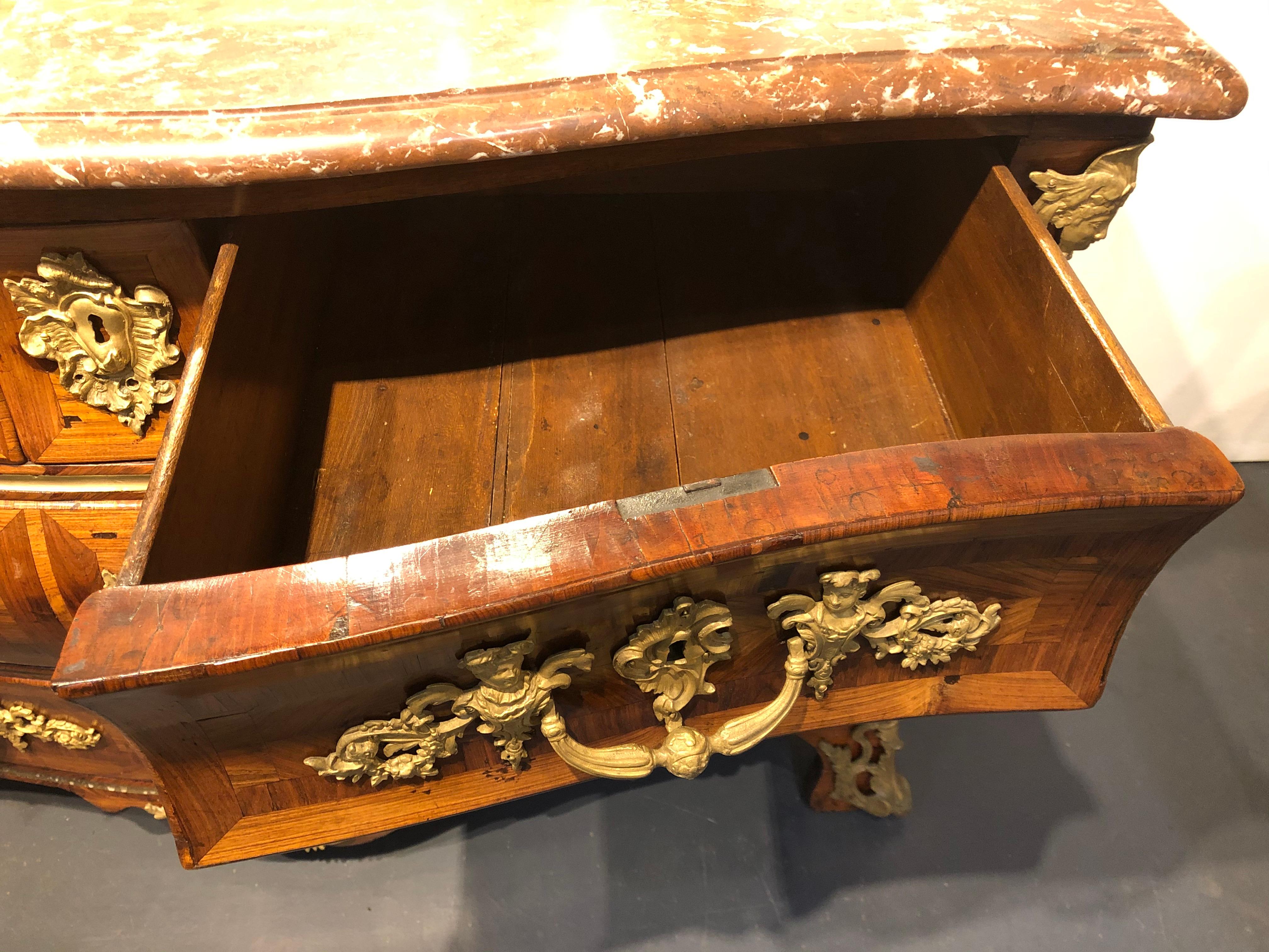 An Important Serpentine Fronted Tombeau Shaped Kingwood Commode, 18th Century For Sale 1