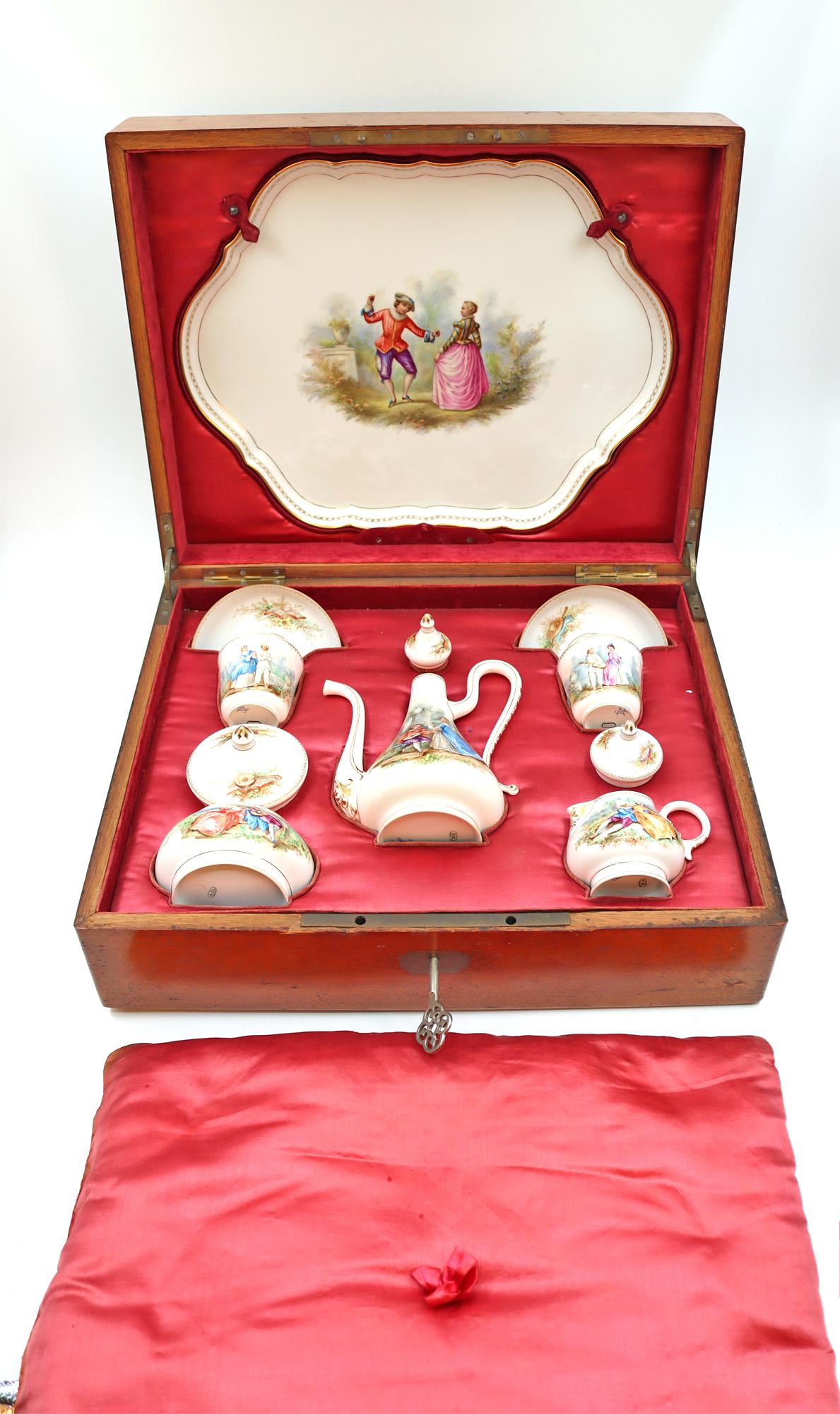 An important Sèvres porcelain box in its original case, 19th century, Napoleon III period. 
Measures: H: 17 cm, W: 44 cm, D: 35 cm