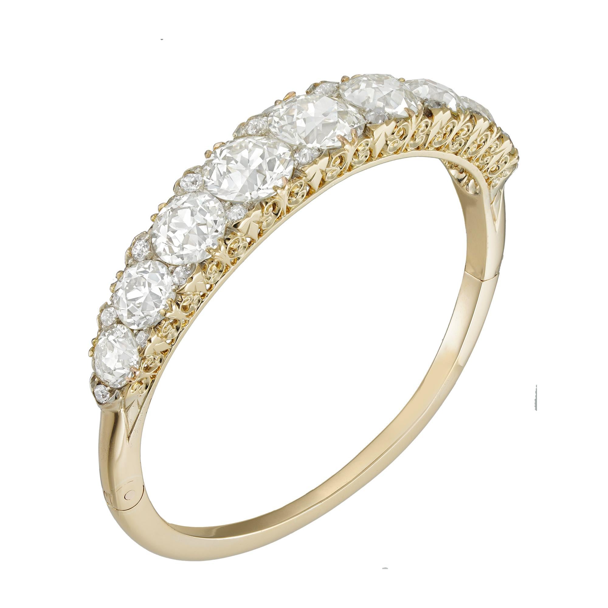Important bracelet demi-boucle victorien sculpté de diamants. Les neuf diamants anciens de taille européenne, de taille progressive à partir du centre, pèsent 24,04 carats au total.04 carats au total, accompagnés de certificats GIA indiquant que