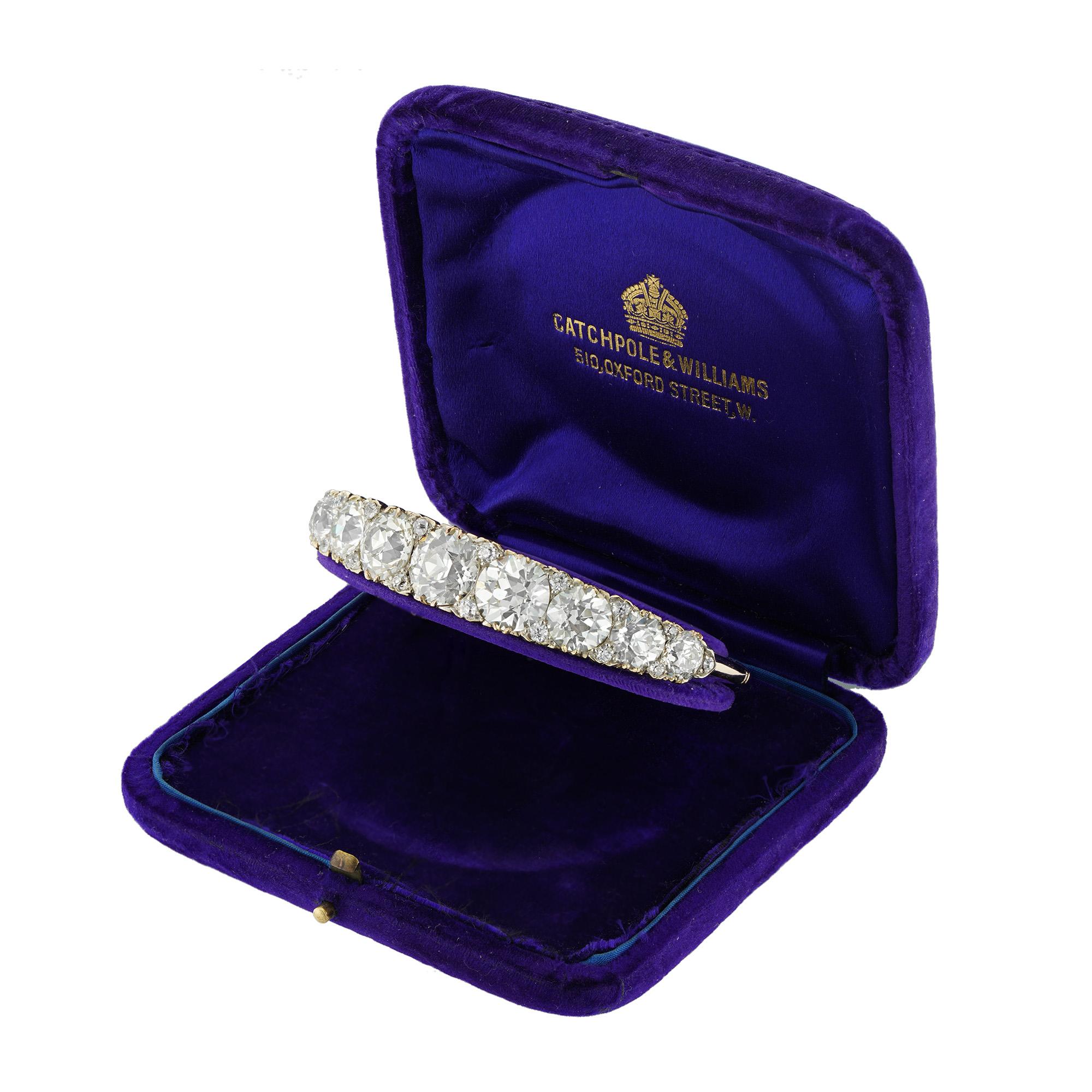 Victorien tardif Un important bracelet victorien sculpté en forme de demi-cerceau en vente