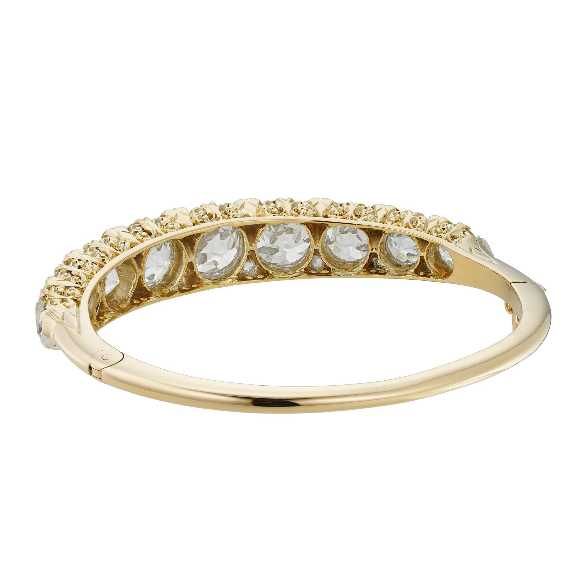 Taille vieille Europe Un important bracelet victorien sculpté en forme de demi-cerceau en vente