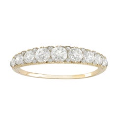 Un important bracelet victorien sculpté en forme de demi-cerceau