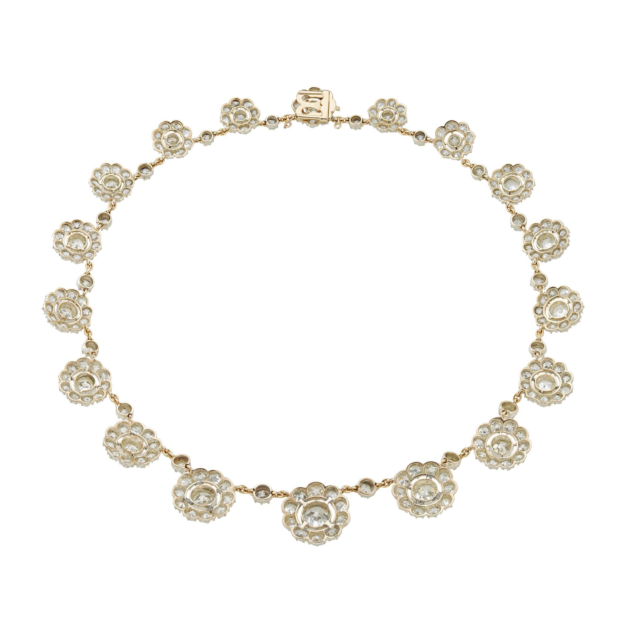 Importante collana vittoriana a grappolo di diamanti, composta da diciotto grappoli di diamanti graduati a partire dal centro, collegati da una catena d'oro impreziosita da diciotto collette singole di diamanti incastonati tra loro; il diamante