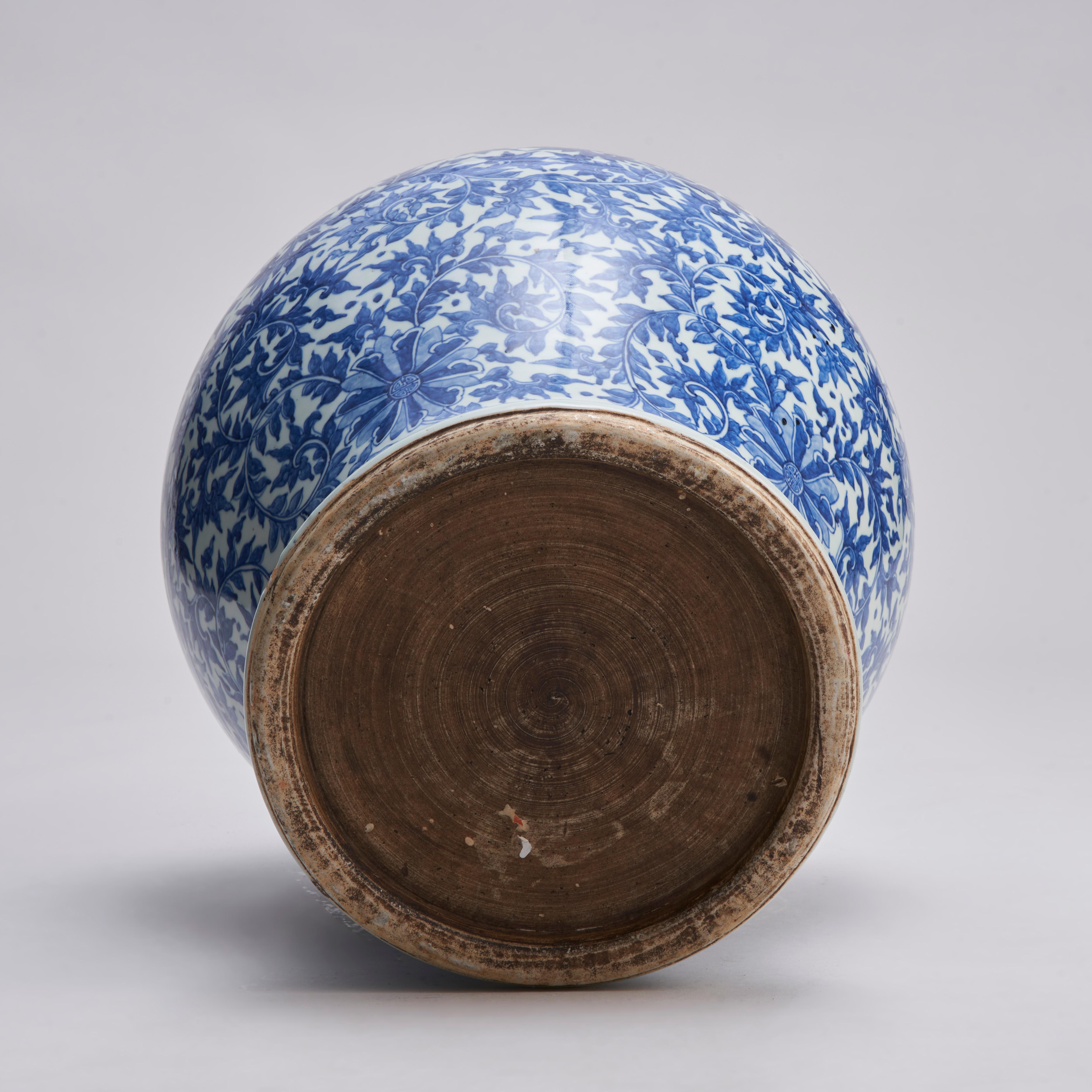 An imposing 19th Century Chinese blue and white temple jar and cover For Sale 7