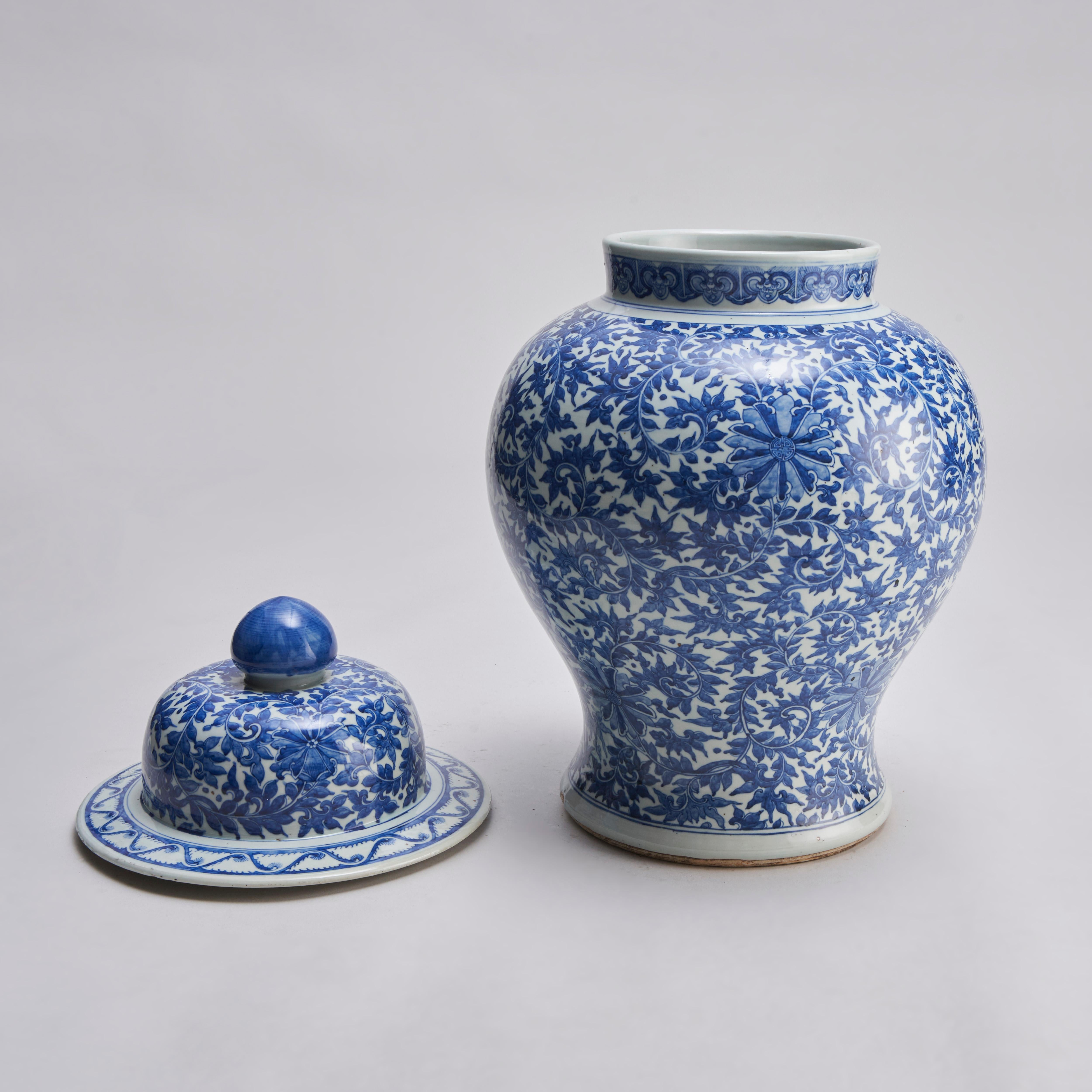 An imposing 19th Century Chinese blue and white temple jar and cover In Fair Condition For Sale In London, GB