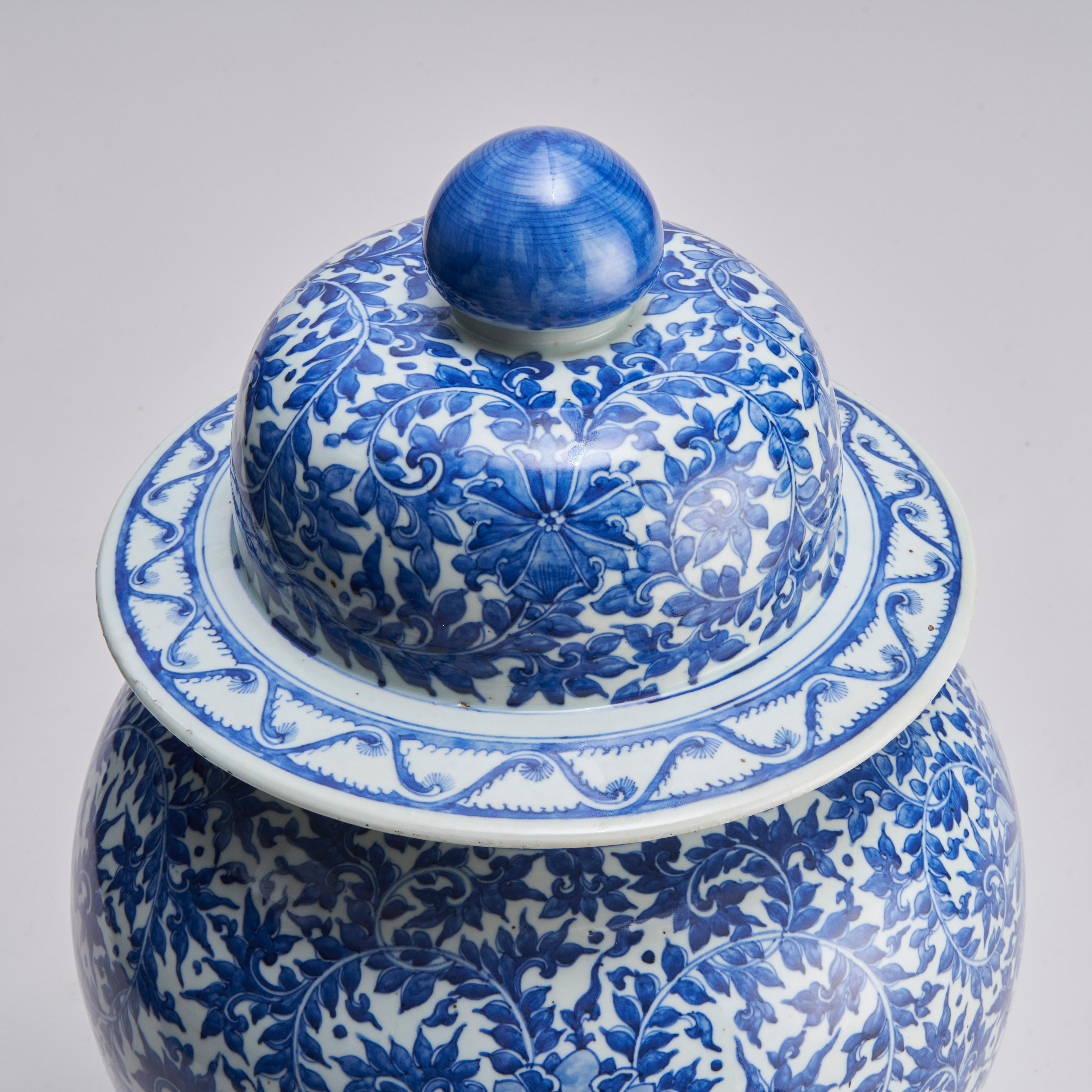 Porcelain An imposing 19th Century Chinese blue and white temple jar and cover For Sale