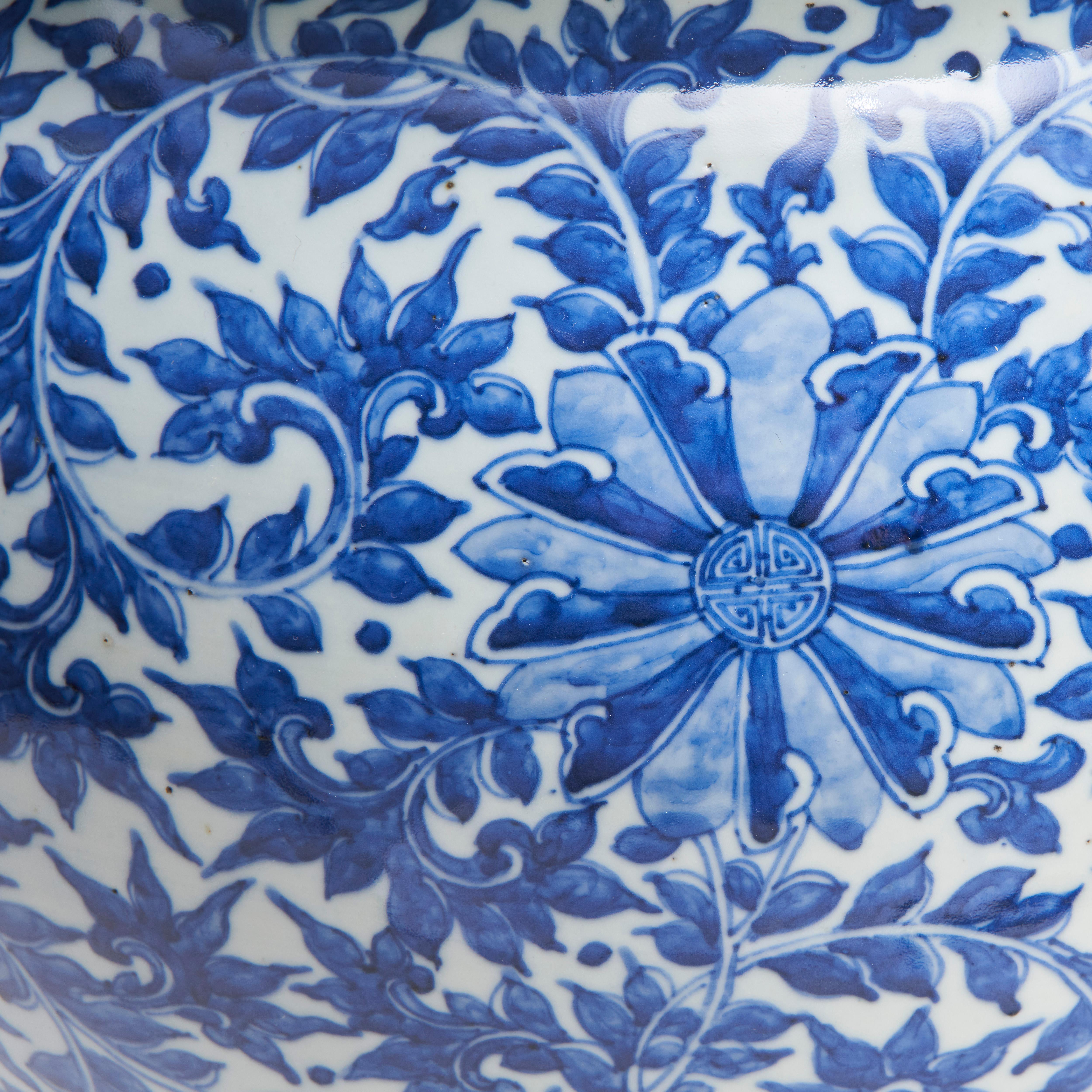 An imposing 19th Century Chinese blue and white temple jar and cover For Sale 1