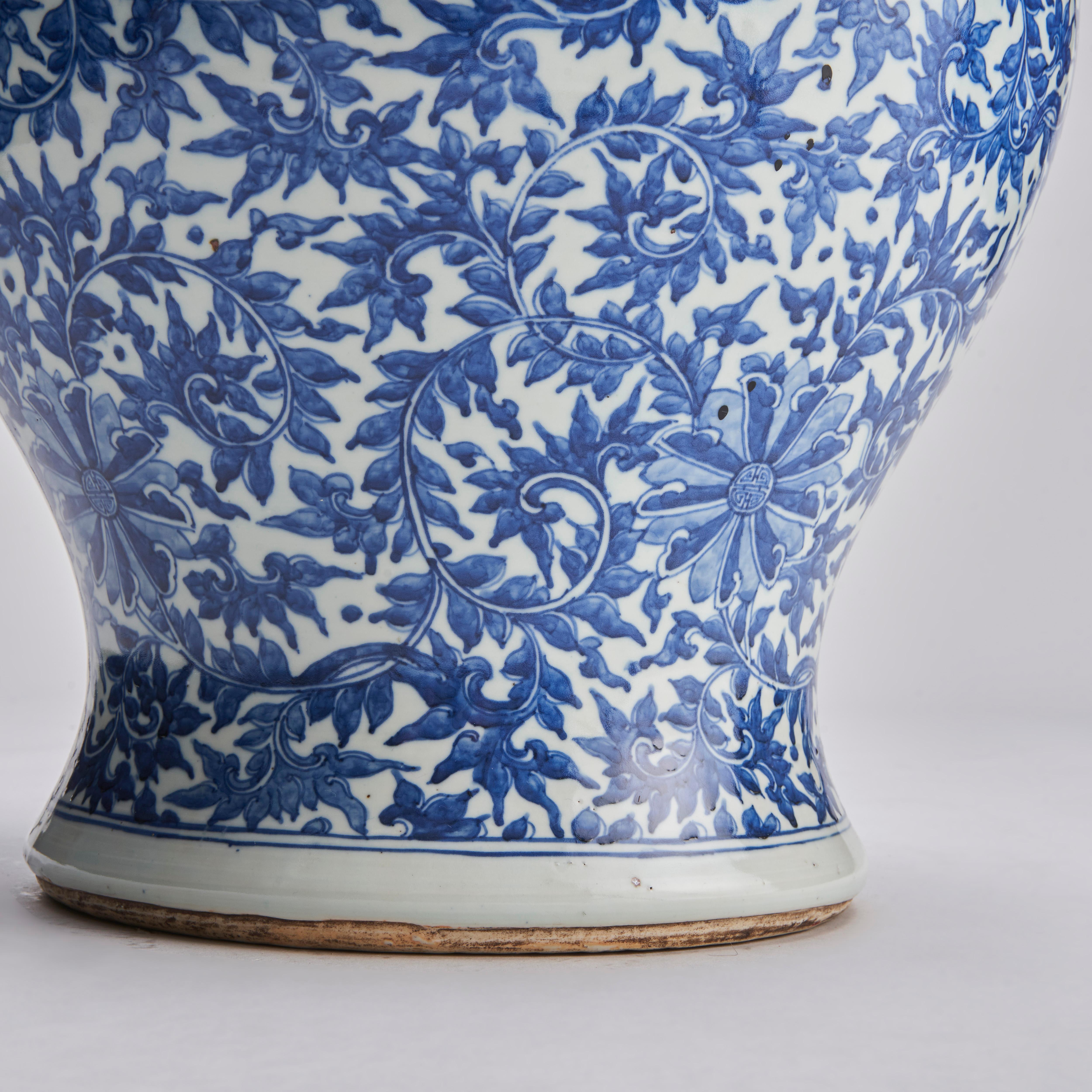An imposing 19th Century Chinese blue and white temple jar and cover For Sale 2