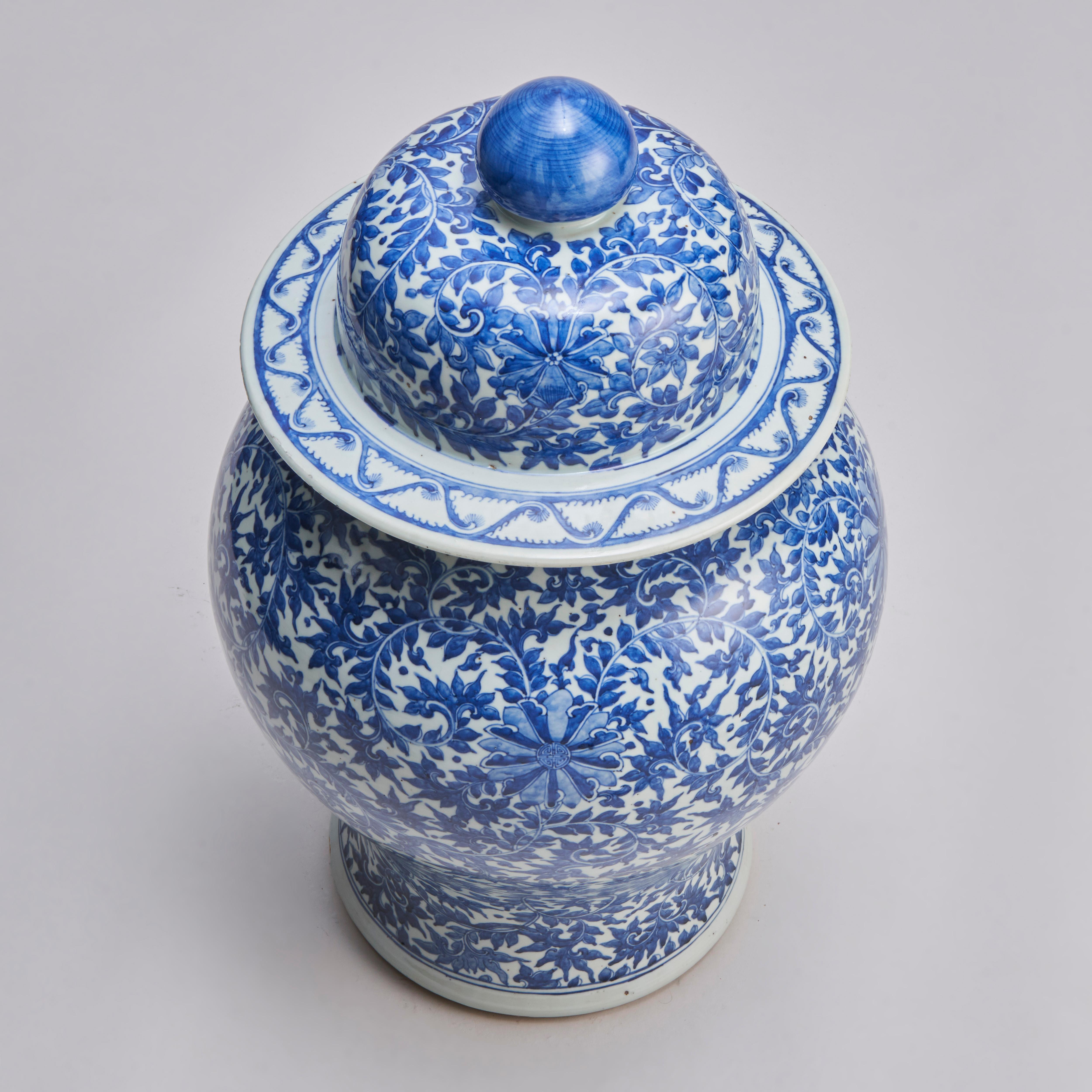 An imposing 19th Century Chinese blue and white temple jar and cover For Sale 5