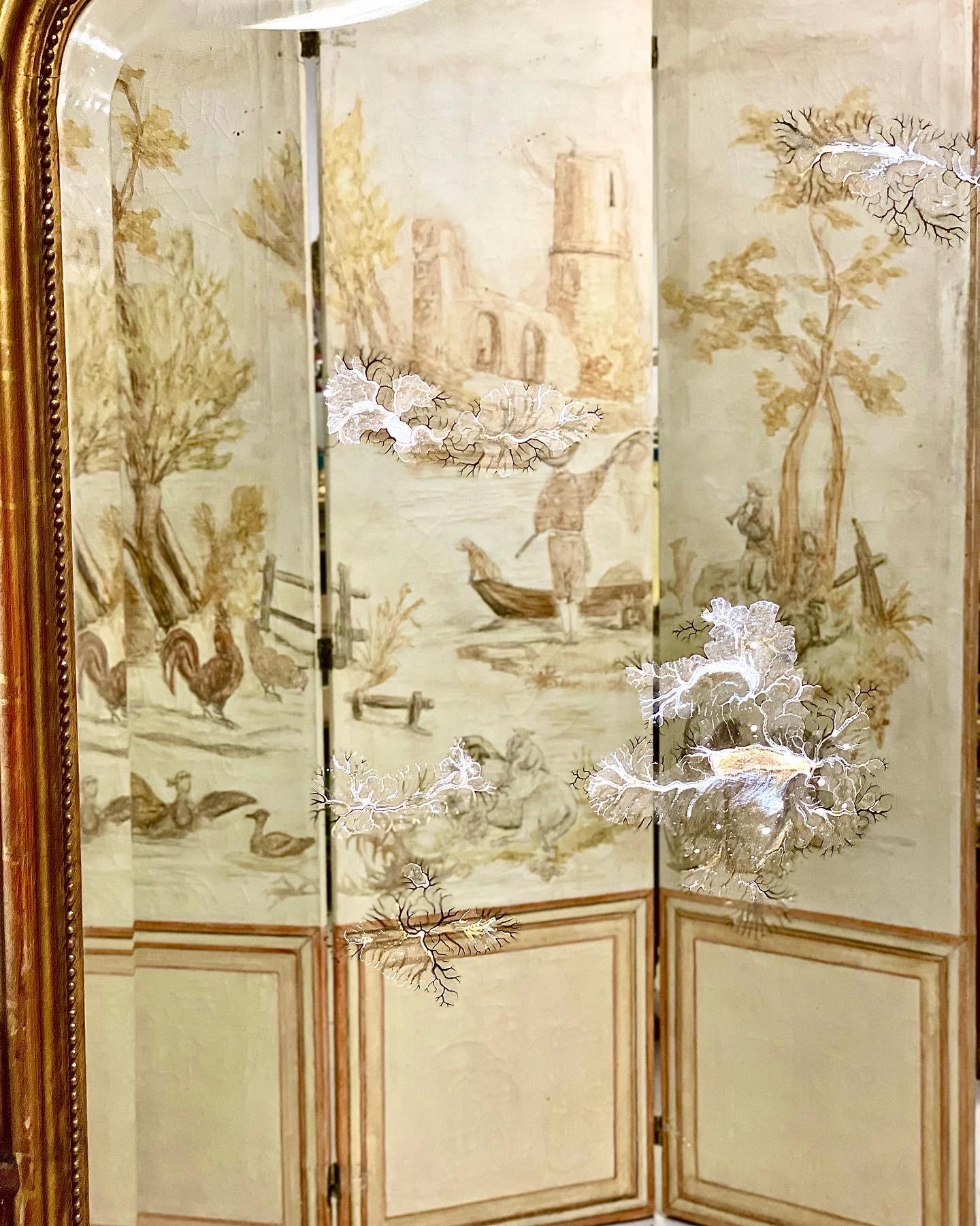 19ème siècle Imposant miroir en bois doré de style Louis XV Bon état à LA CIOTAT, FR