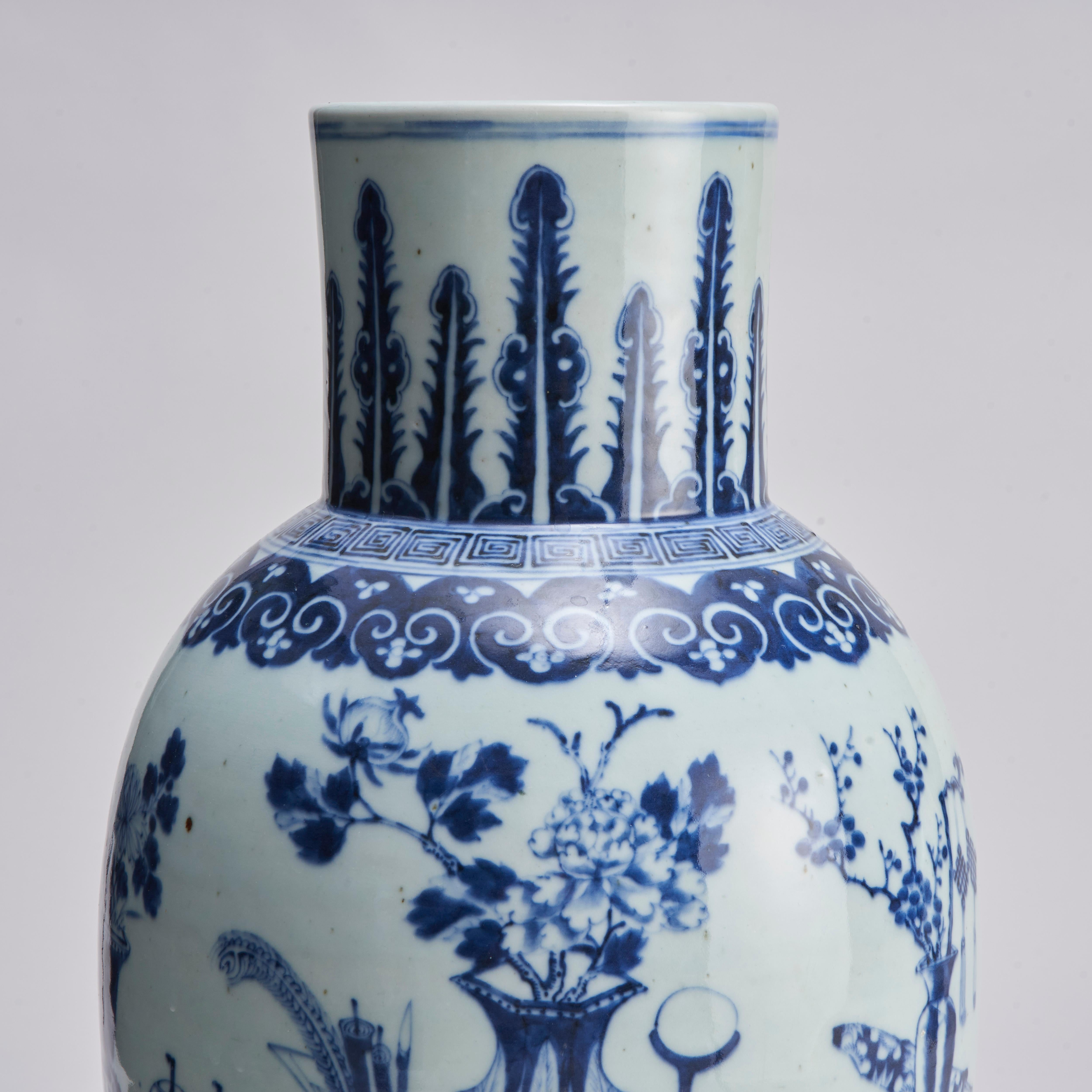 Ein imposantes (59 cm hohes) Paar blauer und weißer Vasen in Balusterform aus dem 19. Jahrhundert im Angebot 5