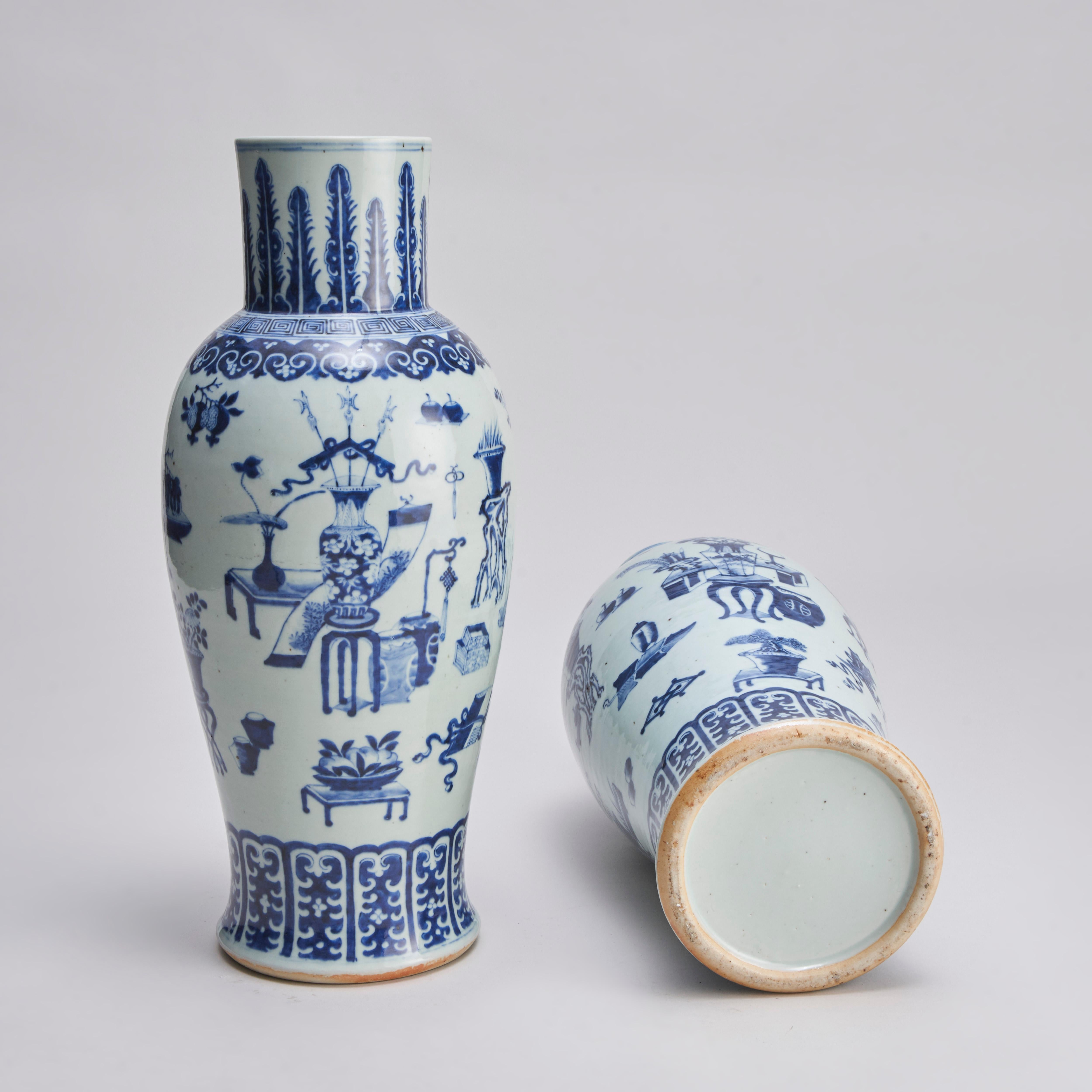 Ein imposantes (59 cm hohes) Paar blauer und weißer Vasen in Balusterform aus dem 19. Jahrhundert im Angebot 6