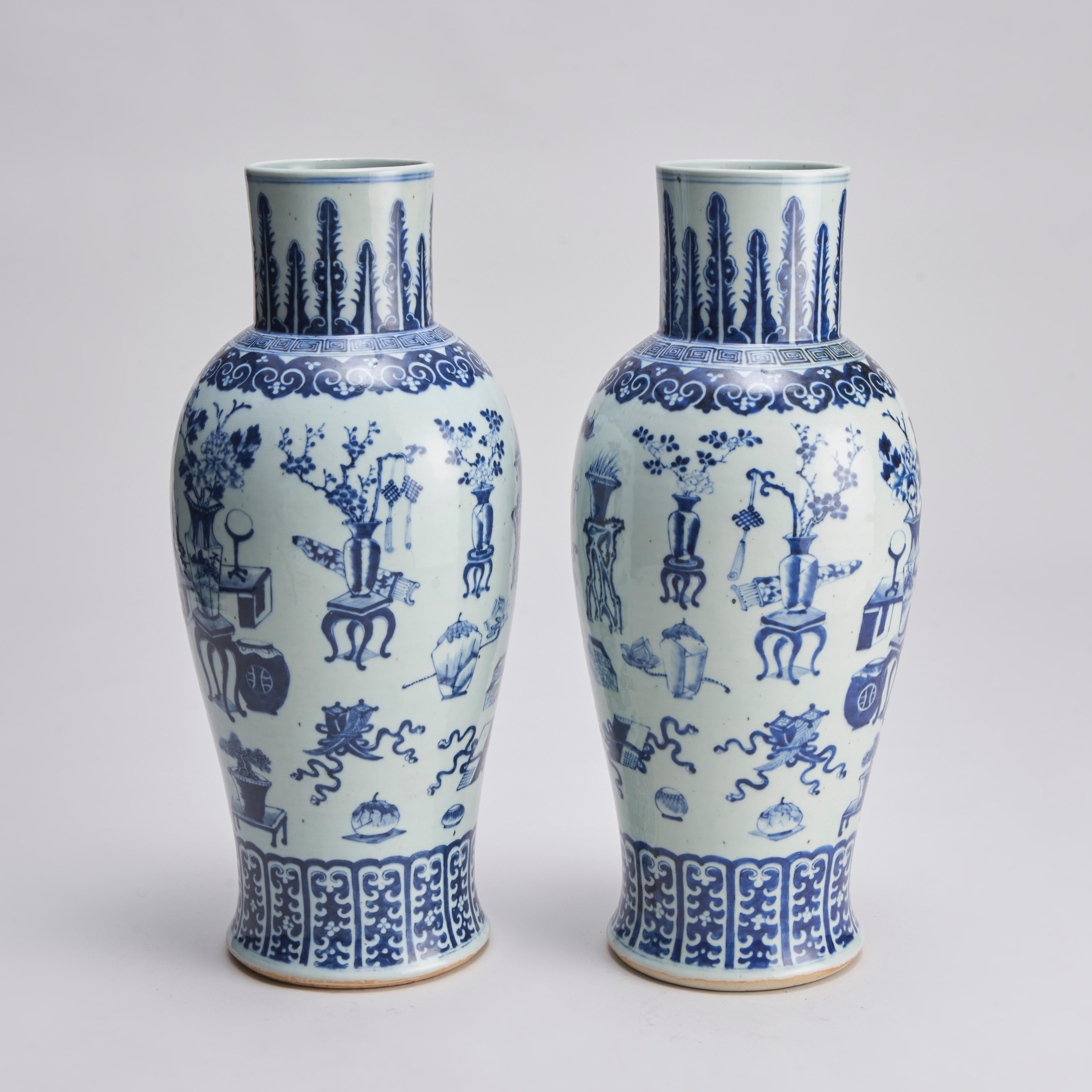 Aus unserer Sammlung von antikem chinesischem Porzellan: ein Paar chinesische blau-weiße Vasen aus dem 19. Jahrhundert mit feinem Blumendekor und kostbaren wissenschaftlichen Objekten wie Schriftrollen, Vasen, Blumendekorationen und Schreibgeräten