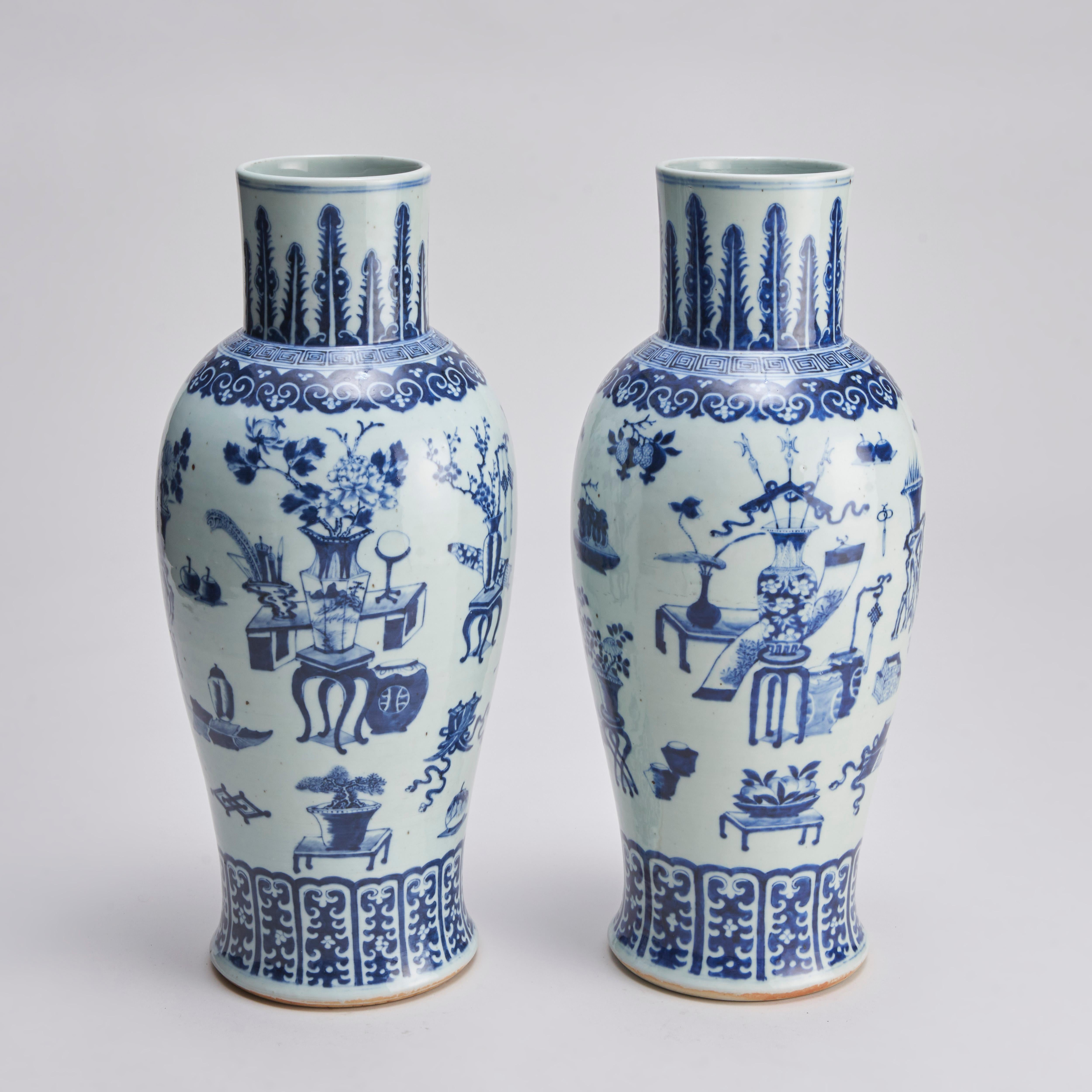 Ein imposantes (59 cm hohes) Paar blauer und weißer Vasen in Balusterform aus dem 19. Jahrhundert (Chinesisch) im Angebot