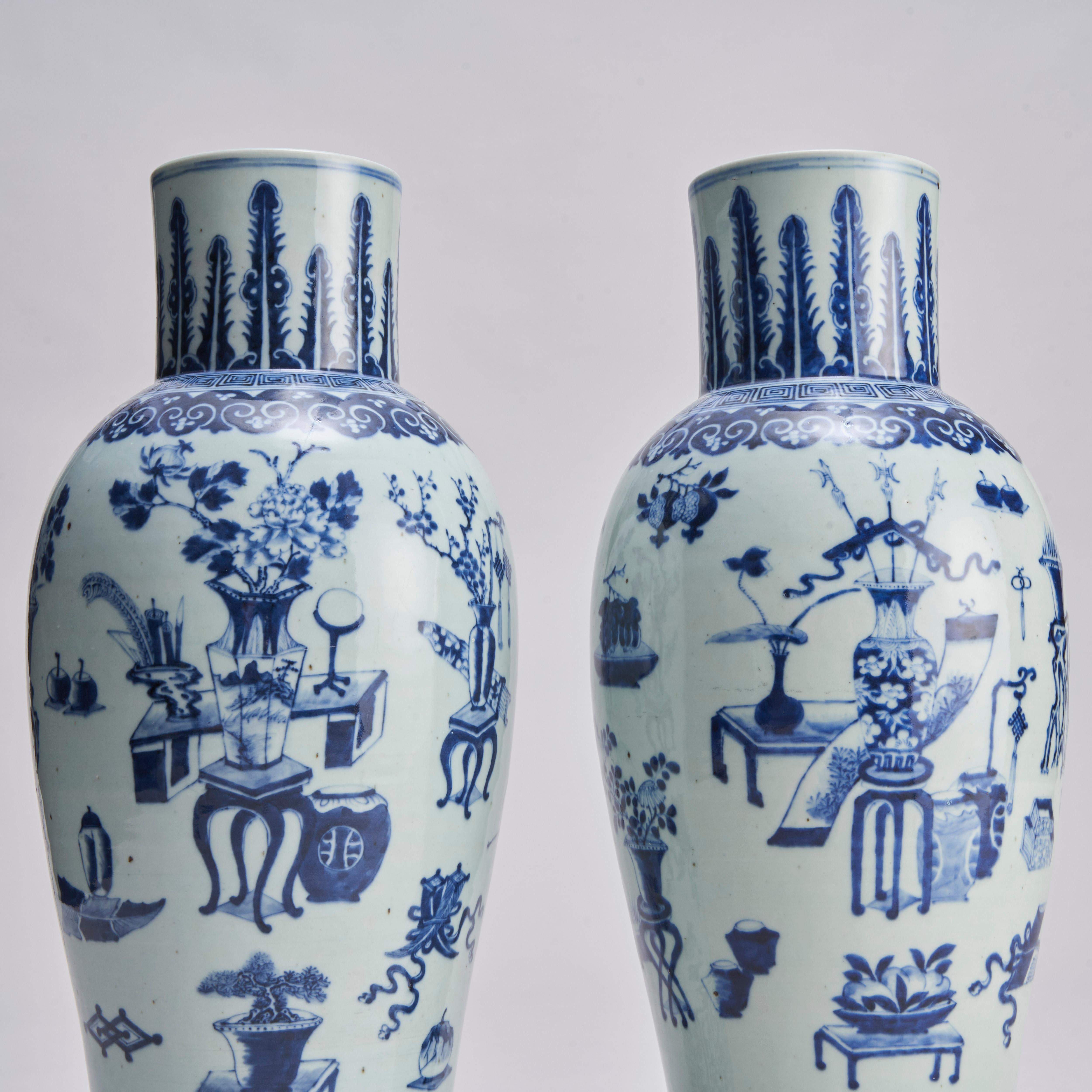 An imposing (59cm in height) pair of 19th C baluster-form blue and white vases In Good Condition For Sale In London, GB