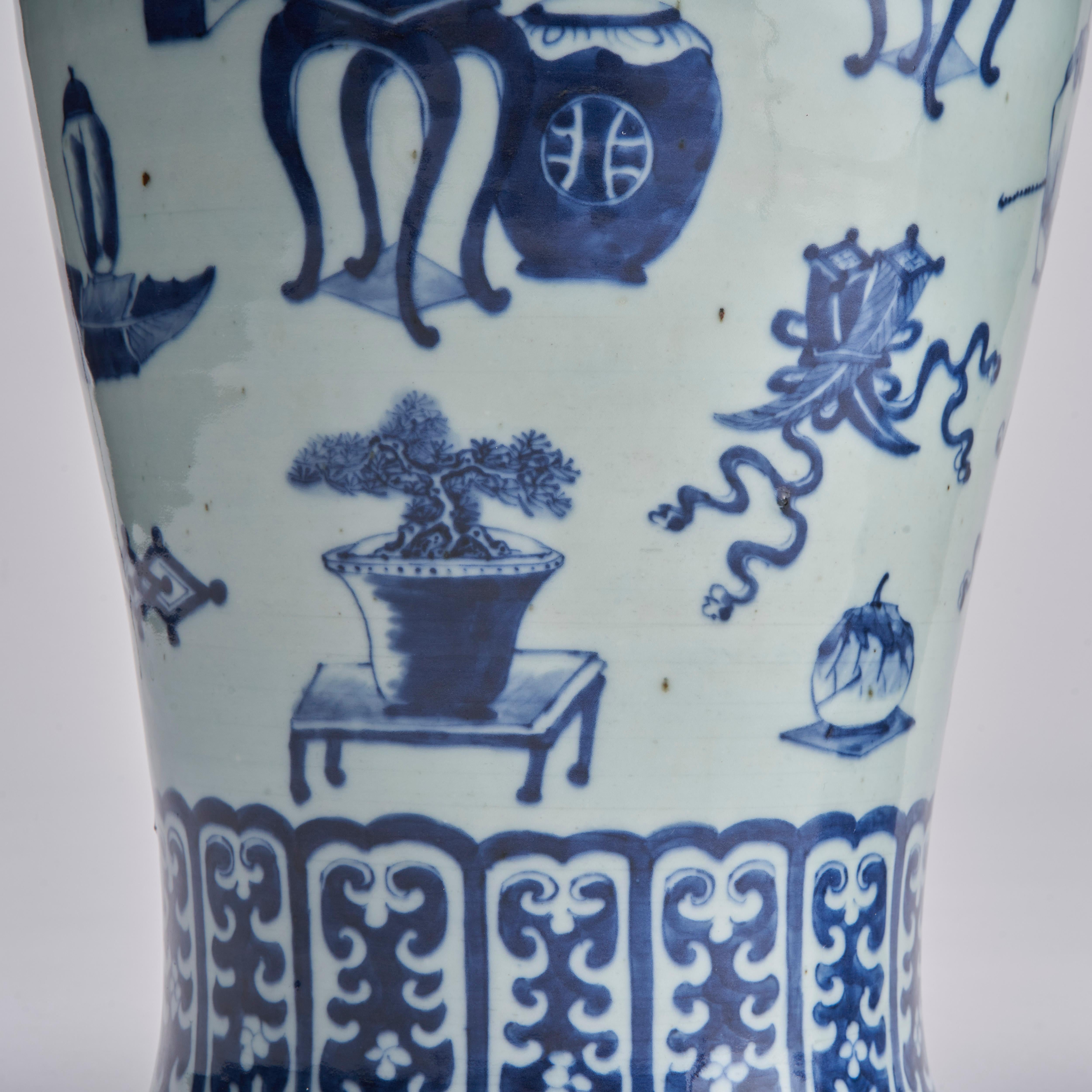 Ein imposantes (59 cm hohes) Paar blauer und weißer Vasen in Balusterform aus dem 19. Jahrhundert im Angebot 2